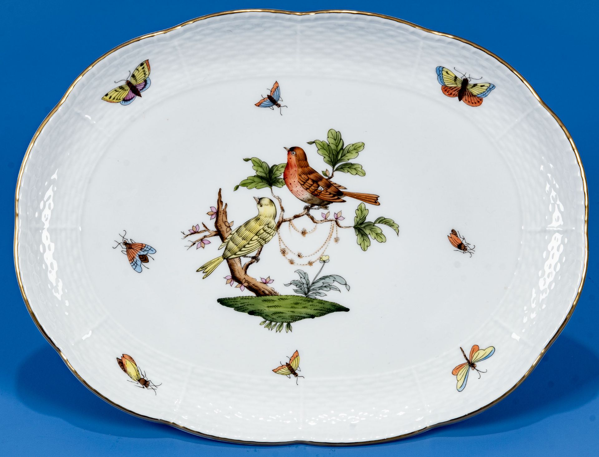 Ovaler Tafelaufsatz, auf Rocaillenfüßen ruhende Platte in ovaler Grundform. Herend Weißporzellan mi - Bild 2 aus 8
