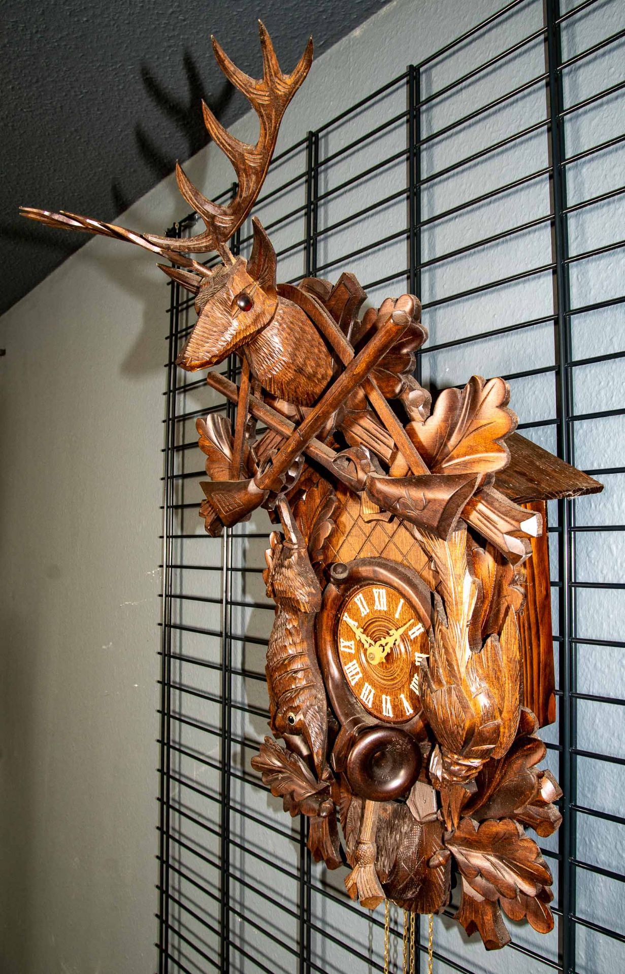 Imposante "Kuckucks"-Uhr, 2. Hälfte 20. Jhdt., aufwändig beschnitztes, nussbaumfarbiges Holzgehäuse - Bild 13 aus 15