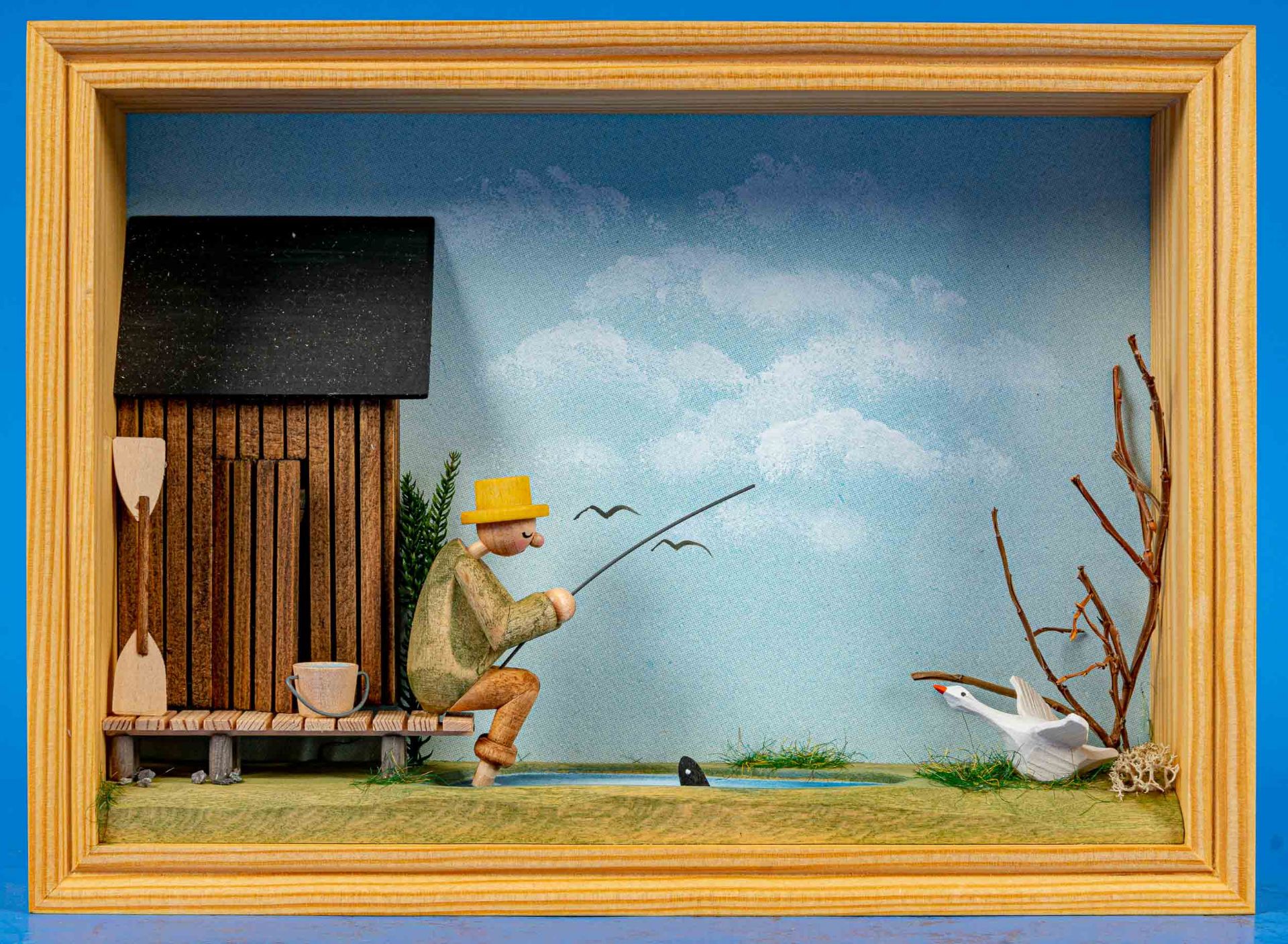 "Angler"-Diorama in Holzkasten (ca. 21 x 16 cm), Handarbeit; sowie die selbe Figur ohne Staffage au - Image 2 of 4