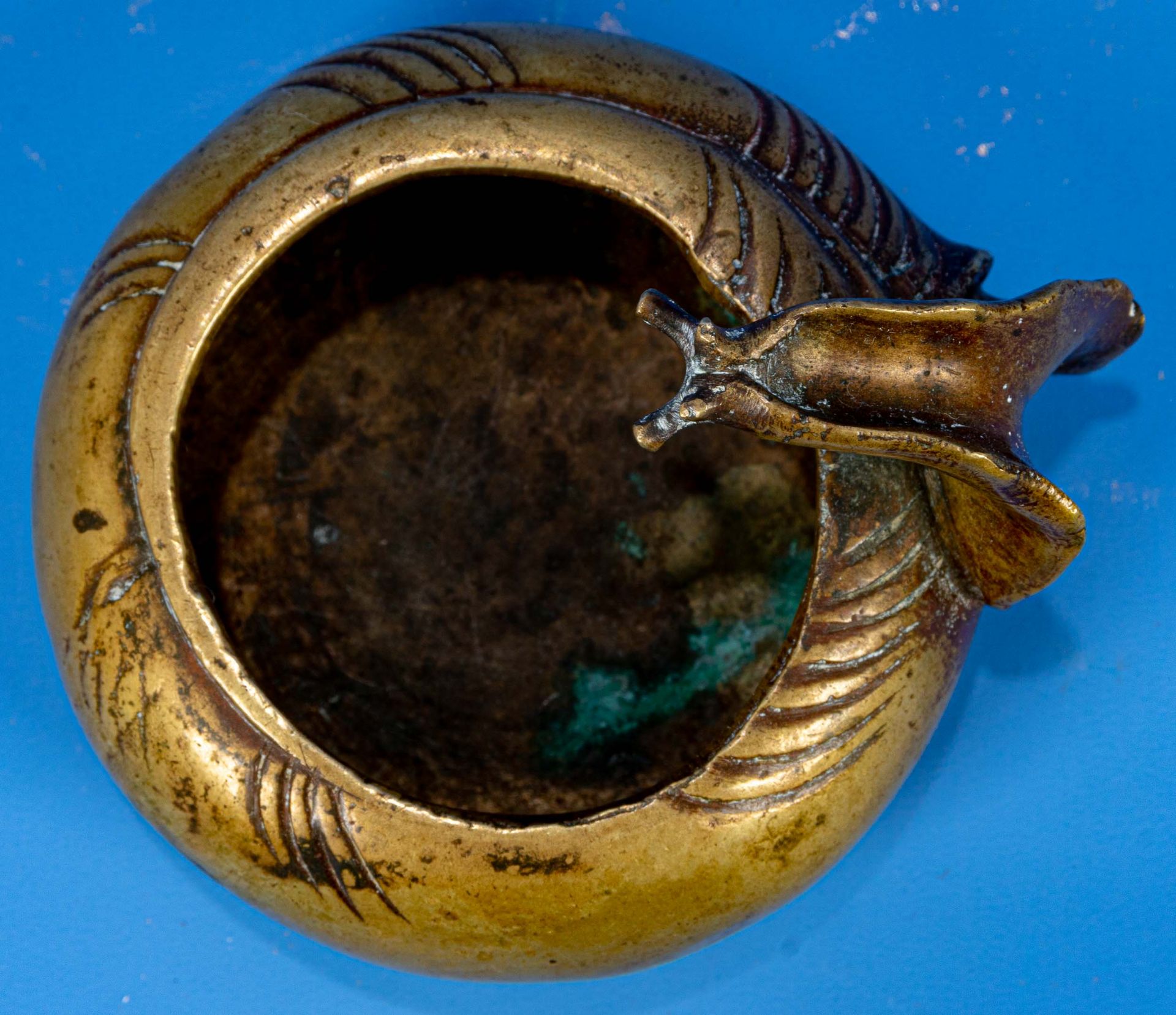 Altes chinesisches Bronze - Weihrauch- Räuchergefäß mit Griff in Form einer Schnecke. Brandriss ca. - Image 8 of 10