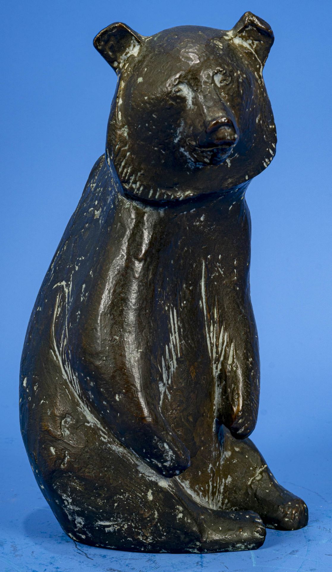 "Stehender Bär", Bronze patiniert, Hohlguss, rückseitig monogrammiert "O.S"; Höhe ca. 19,5 cm; schö