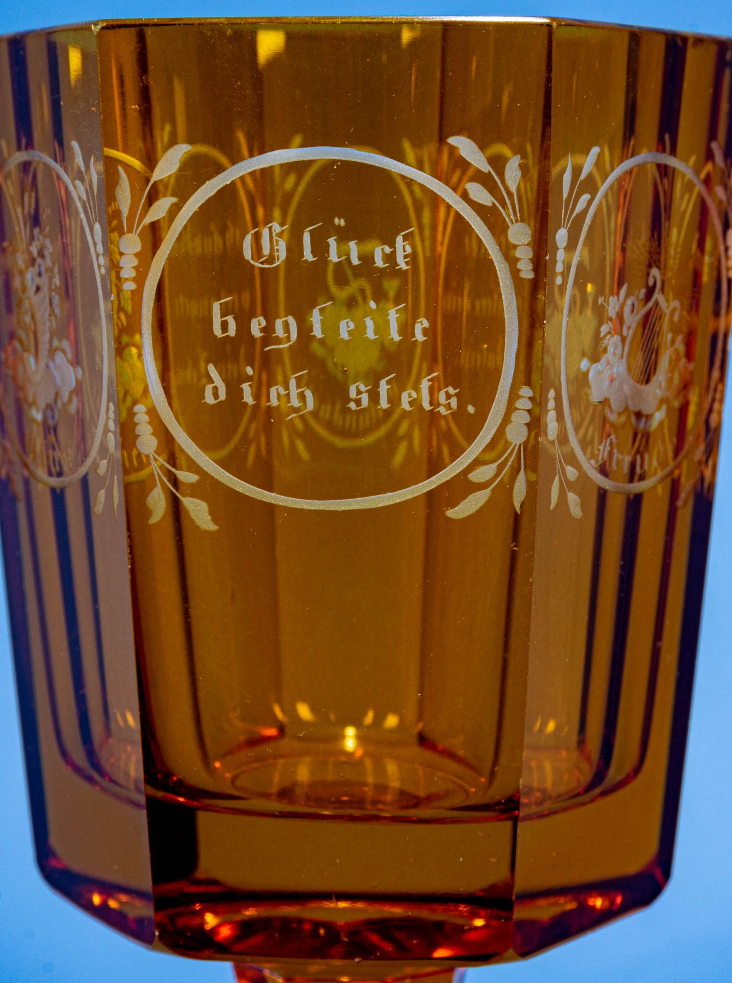 Antikes Pokalglas, bernsteinfarbenes, dickwandiges Glas, Fuß & Kuppa sechskantig geschliffen, 19./ - Image 4 of 11