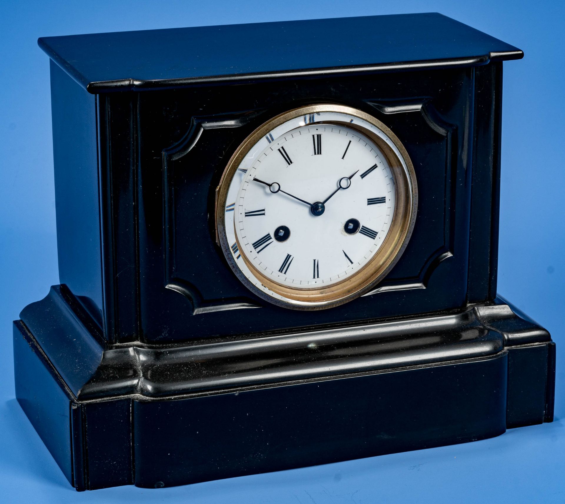 Schlichte schwarze Kaminuhr um 1900/20; schöner Erhalt, ungeprüftes mechanisches Uhrwerk mit Schlag - Bild 2 aus 12