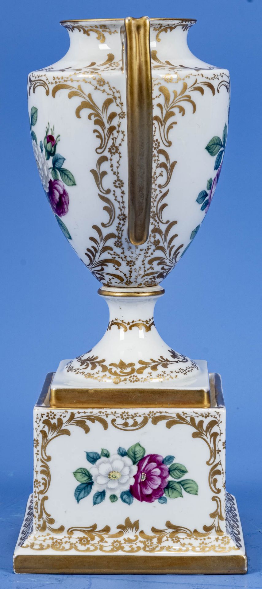 Klassische Pokalhenkelvase, auf hohem, quadratischem Sockel montiert. Rosenthal Kunst- Abteilung, p - Image 5 of 10