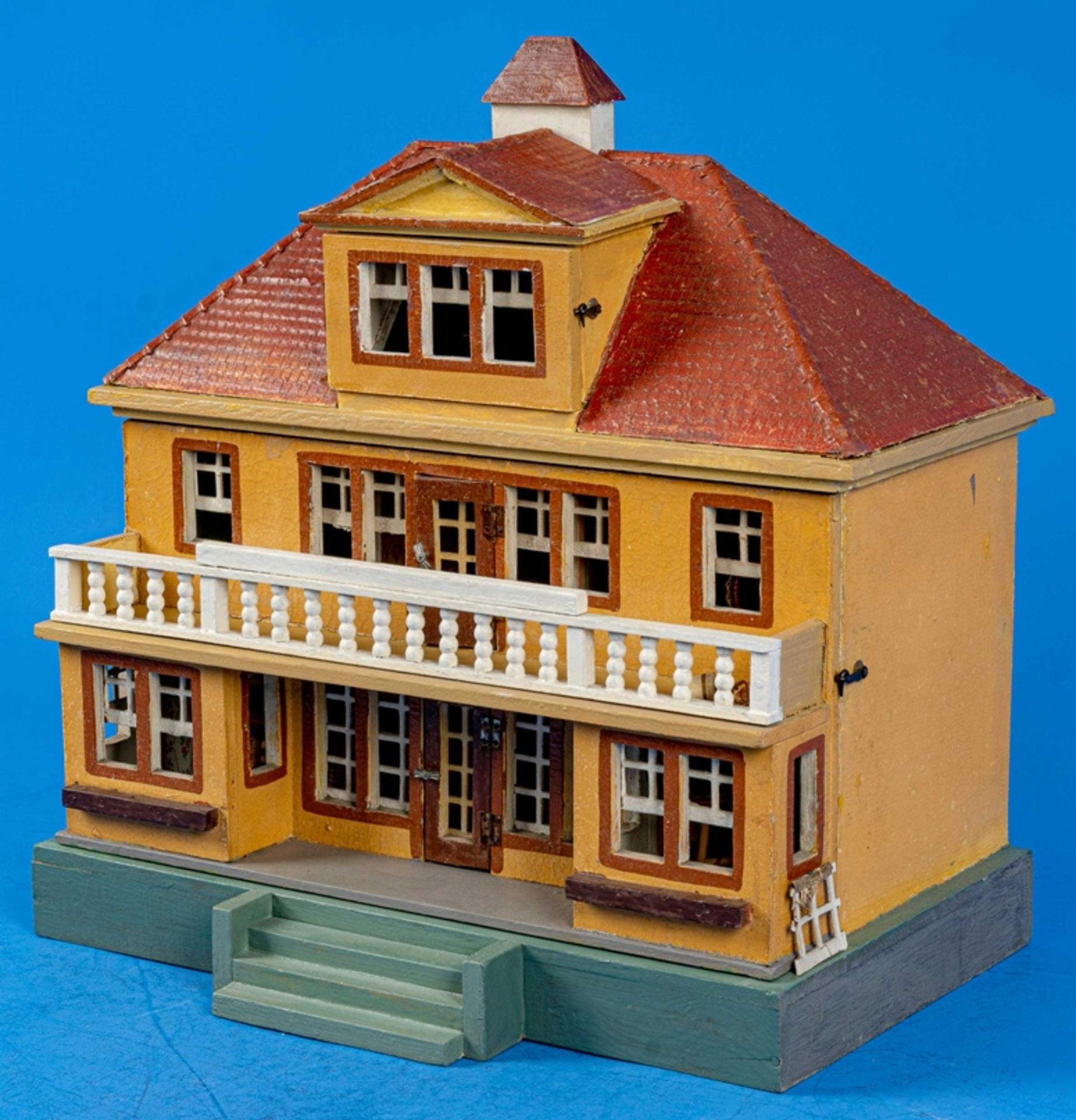 "VILLA"-Puppenhaus, polychrom bemaltes, zweistöckiges Puppenhaus mit ausgebautem Dachgeschoss. Das - Image 3 of 11