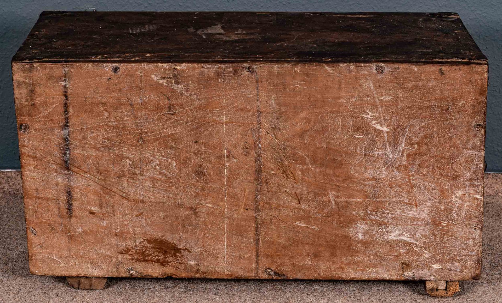 Antiker Kabinettschrank, alpenländisch, 17./18. Jhdt., tragbarer, massiver, rustikaler Nussbaumkorp - Bild 9 aus 10