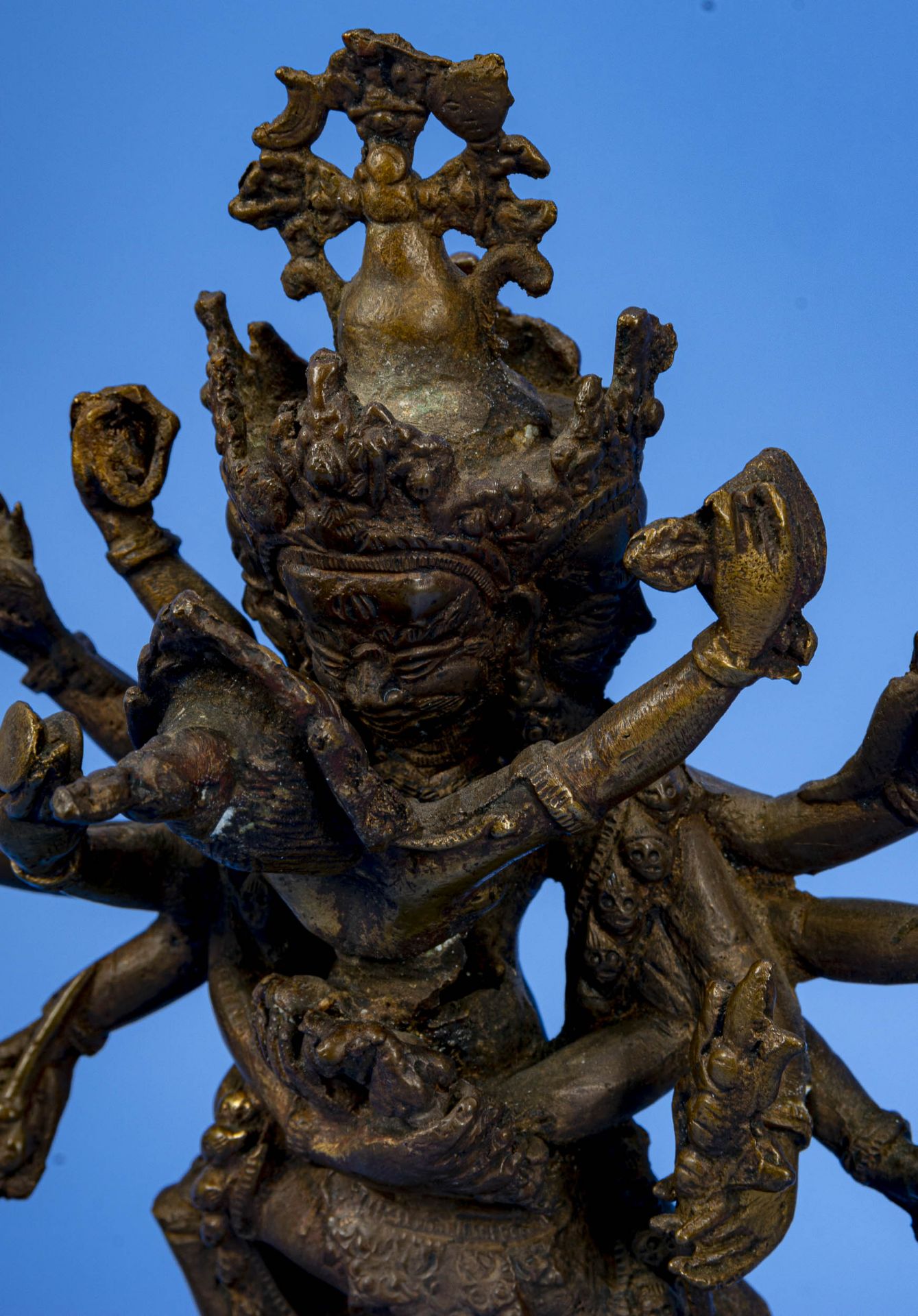 Bronzefigur der Gottheit DURGA PUJA, unbekanntes Alter, Höhe ca. 23 cm. - Bild 3 aus 8