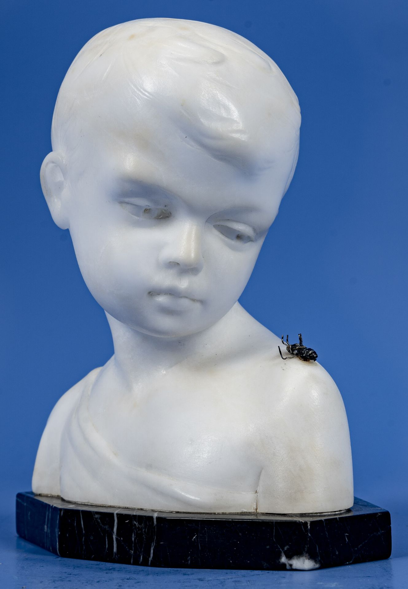 "Die Fliege" - Knabenkopf mit Fliege auf der linken Schulter, Alabaster, rückseitig signiert: "Schm - Bild 2 aus 12