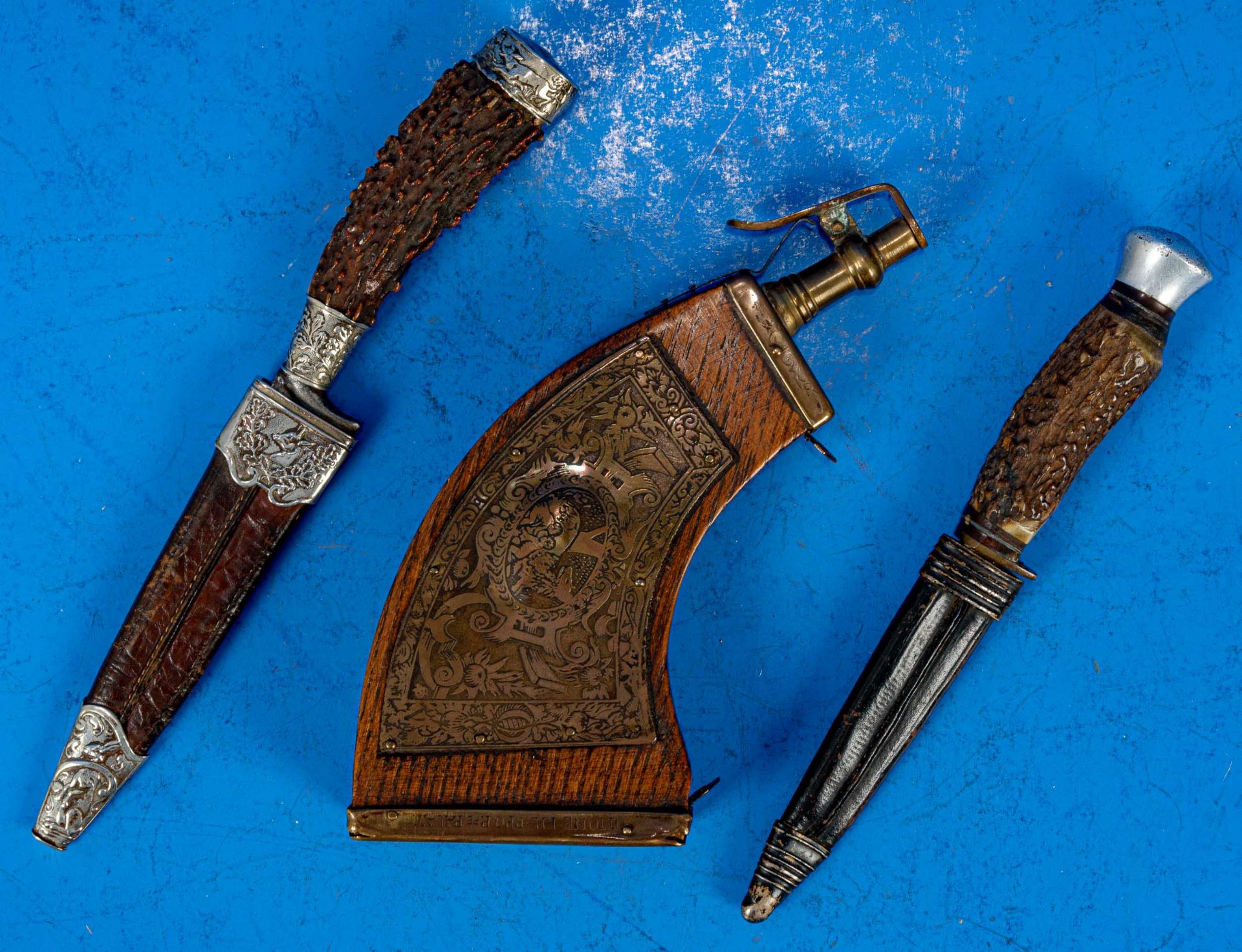 3tlg. Konvolut "Jagdliches", bestehend aus 2 kleinen Messern, Hirschhorngriffe in metallbeschlagene