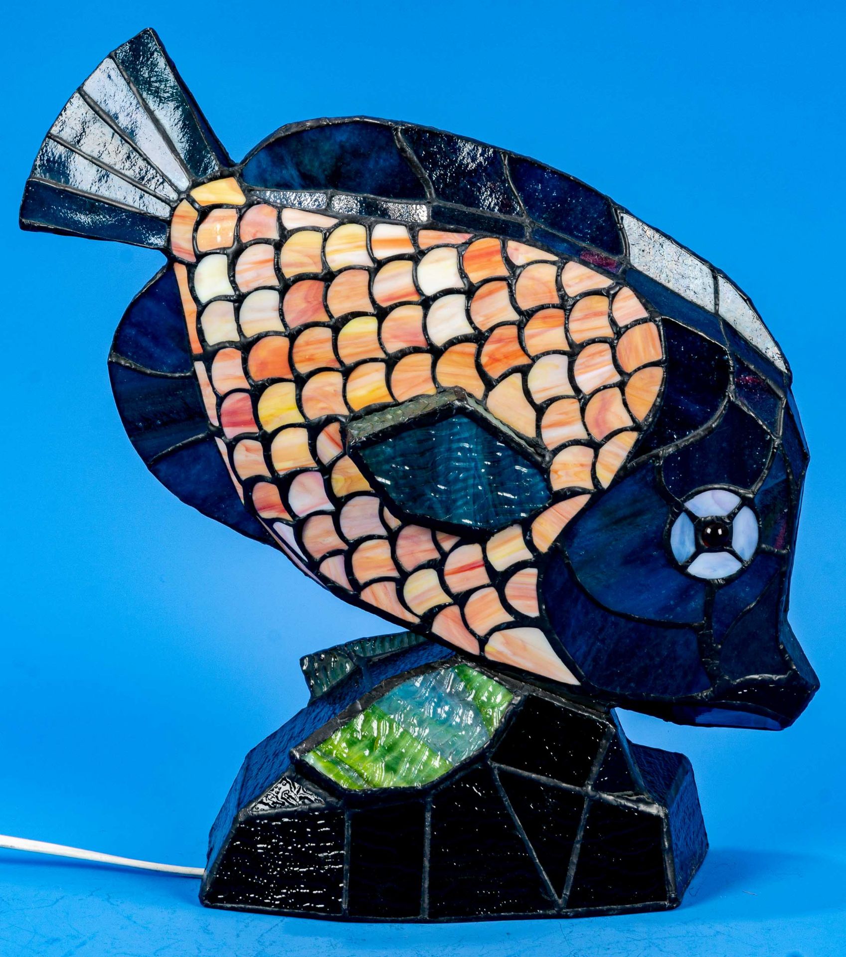 "Fisch" - Tischlampe in "Bleiglas" - Optik. Kunststoff, zweiteiliger Lampenkorpus, einflammig elekt - Image 3 of 11