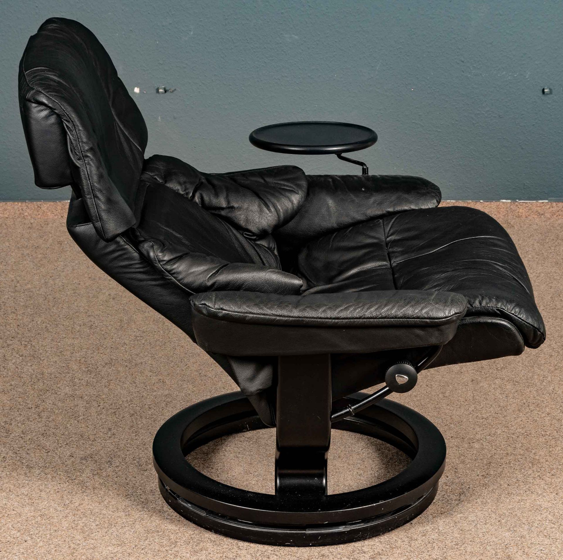 Großer "STRESSLESS" - Sessel mit passendem Hocker, an Armlehne mit beweglicher Ablage. Schöner, geb - Image 7 of 10