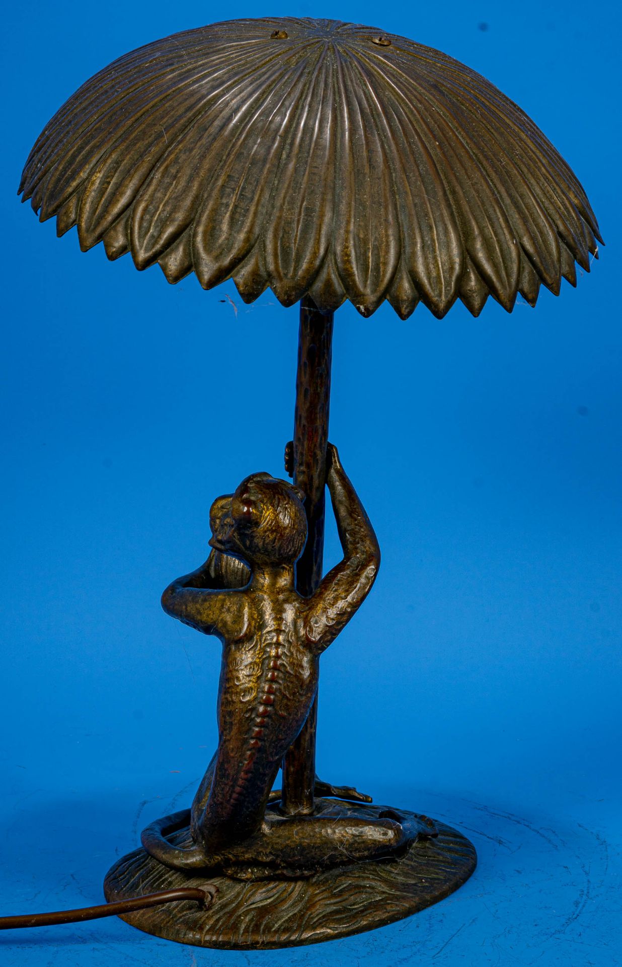 Antike Tischlampe in Form eines auf einer ovalen, naturalistisch gestalteten Plinthe sitzenden Affe - Bild 7 aus 11