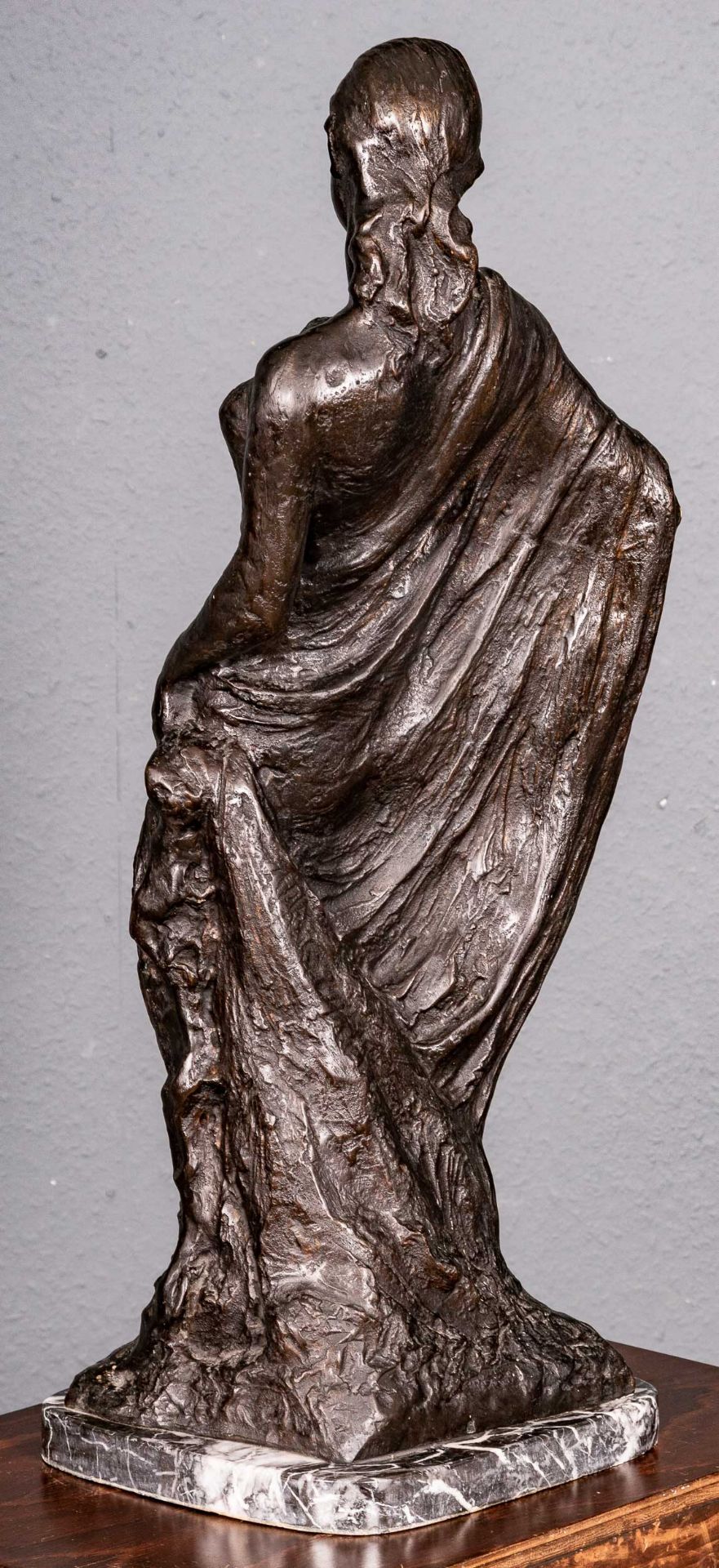"Stehende junge Dame", schwarzbraun patinierter Bronzeguss, auf grauweiß geadertem, schwarzem Marmo - Image 6 of 17