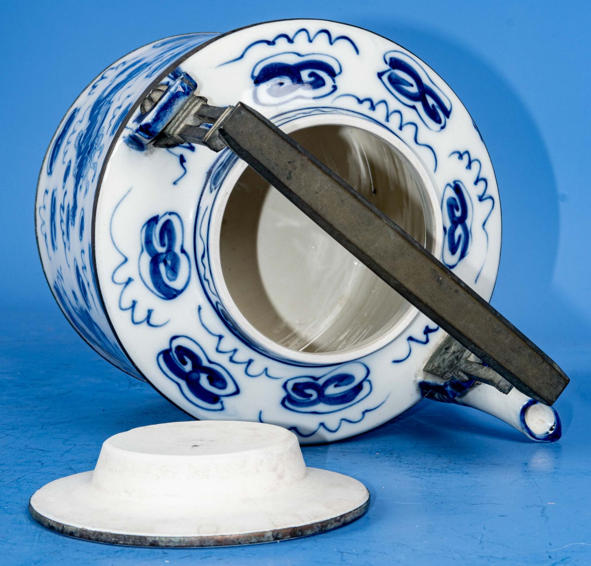Prächtige Teekanne, ostasiatisches Weißporzellan, u.a. mit Drachendekor von Hand in Blautönen bemal - Bild 9 aus 13