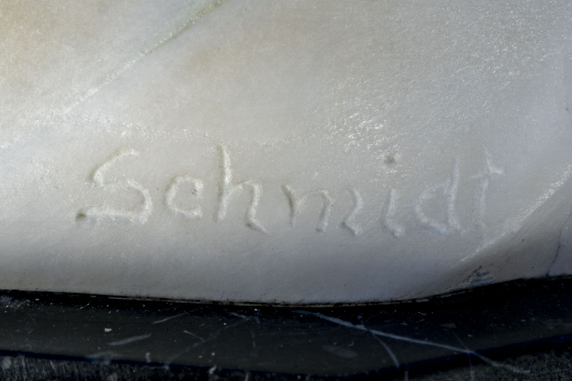 "Die Fliege" - Knabenkopf mit Fliege auf der linken Schulter, Alabaster, rückseitig signiert: "Schm - Bild 12 aus 12