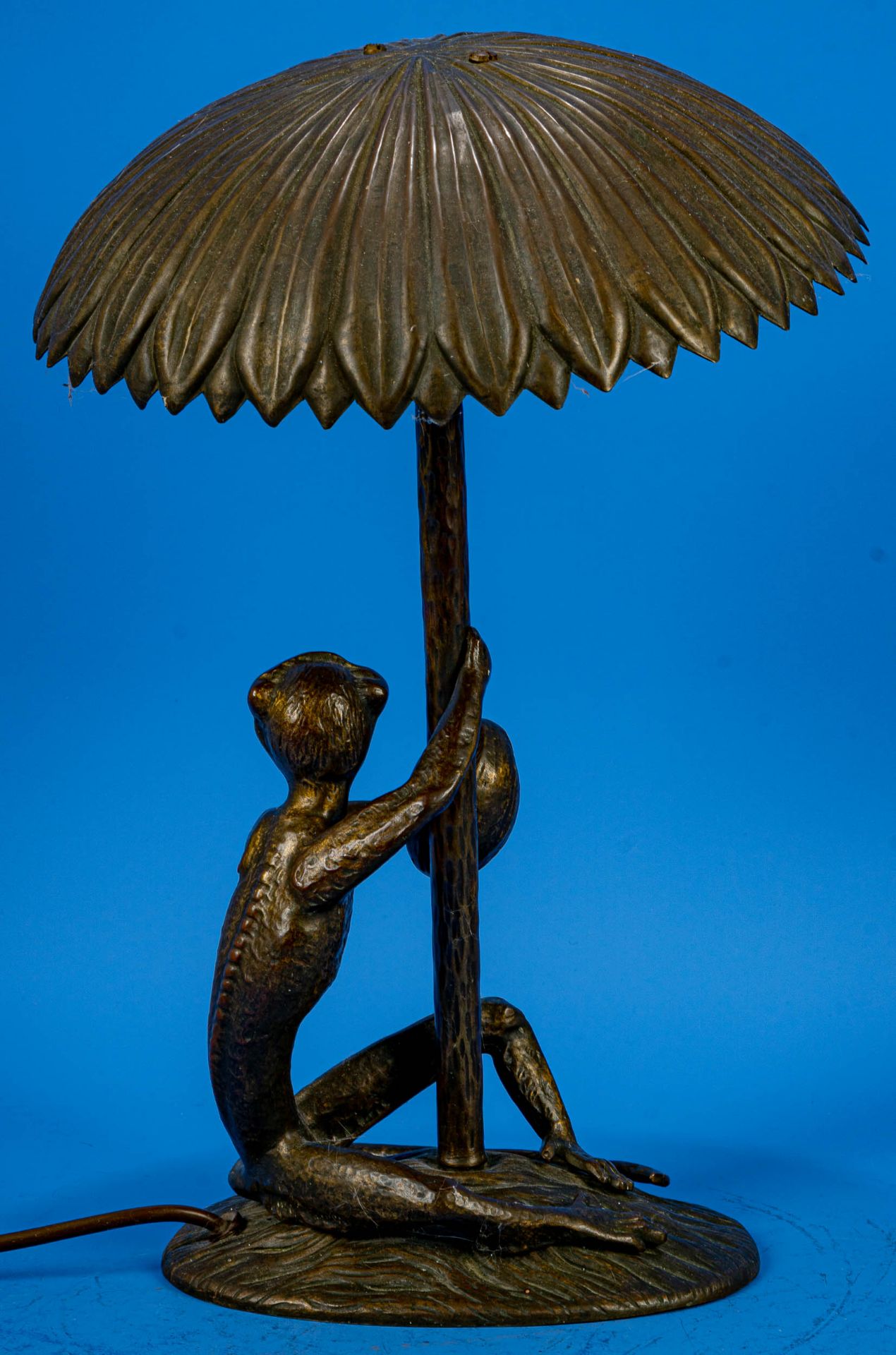 Antike Tischlampe in Form eines auf einer ovalen, naturalistisch gestalteten Plinthe sitzenden Affe - Bild 6 aus 11