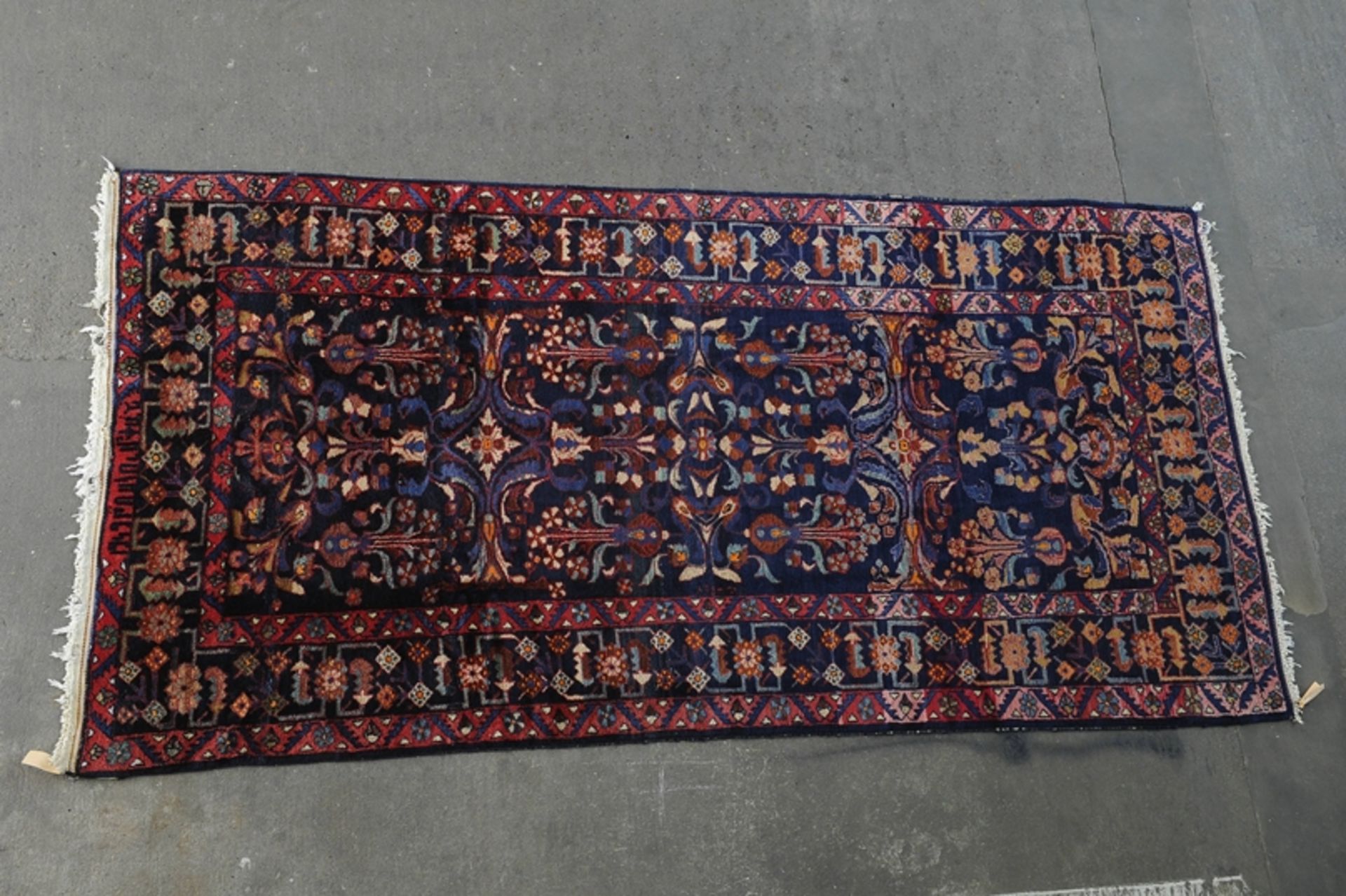 Älterer, signierter Orientteppich, Mahal, ca. 160 x 312 cm, kräftige Farben, floral durchgemusterte