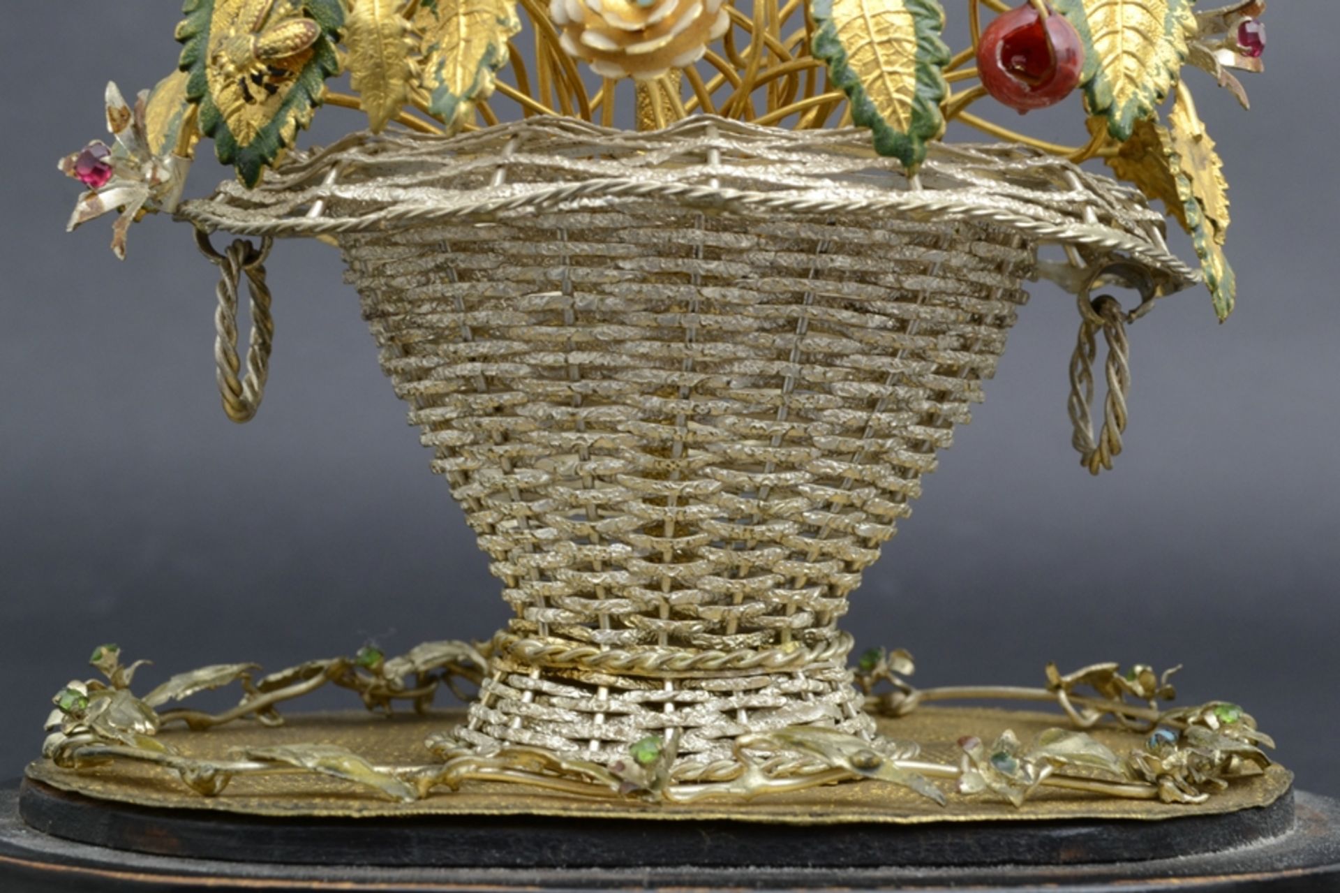 "Blütenkorb" - antiker Vorderzappler unter Glassturz, auf ebonisiertem, ovalem Hohlsockel, silber-  - Bild 13 aus 14
