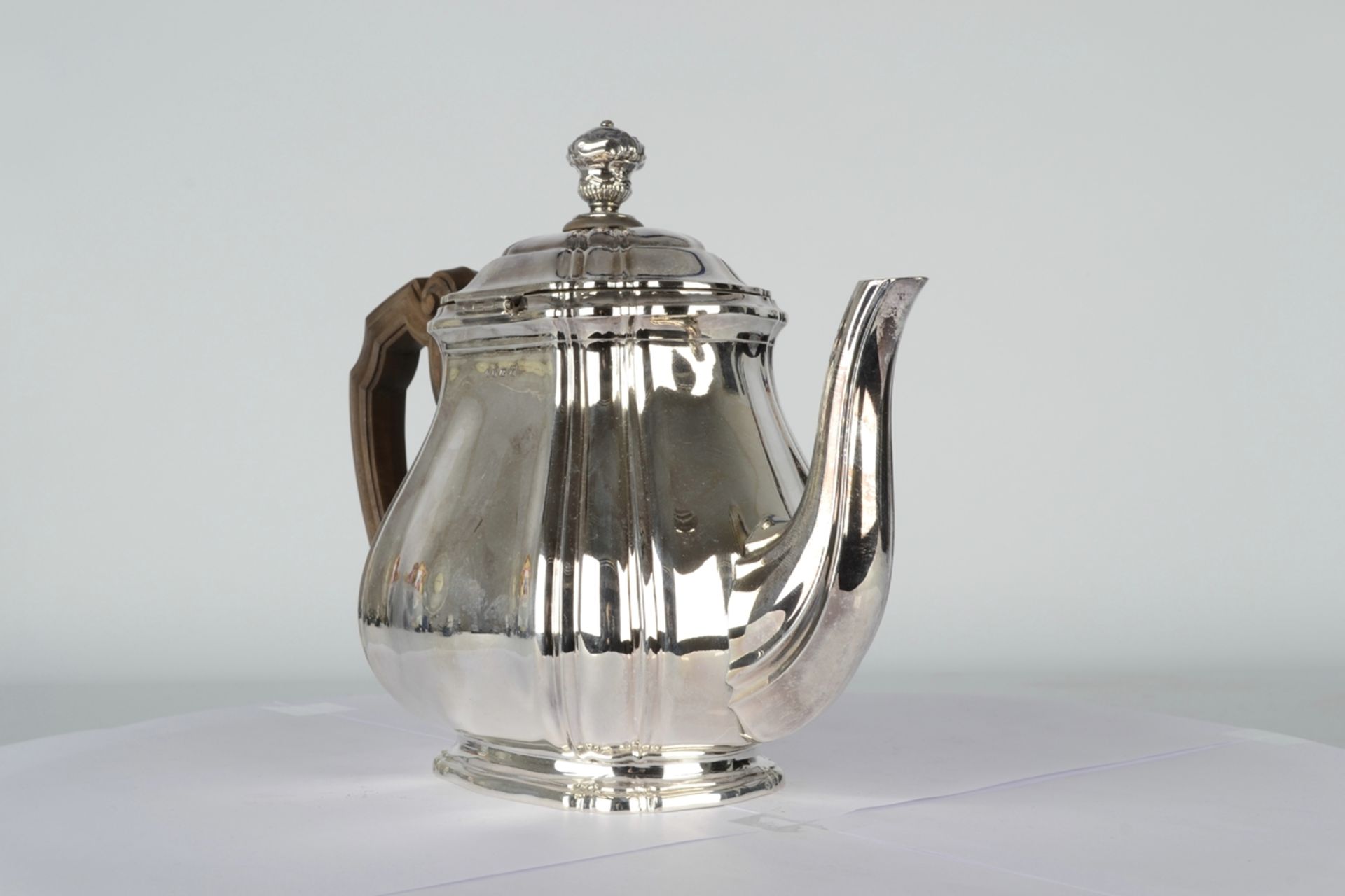 Schwere 925er Sterlingsilber Teekanne nach englischem Vorbild mit seitlich scharniertem Deckel, pla - Image 10 of 13