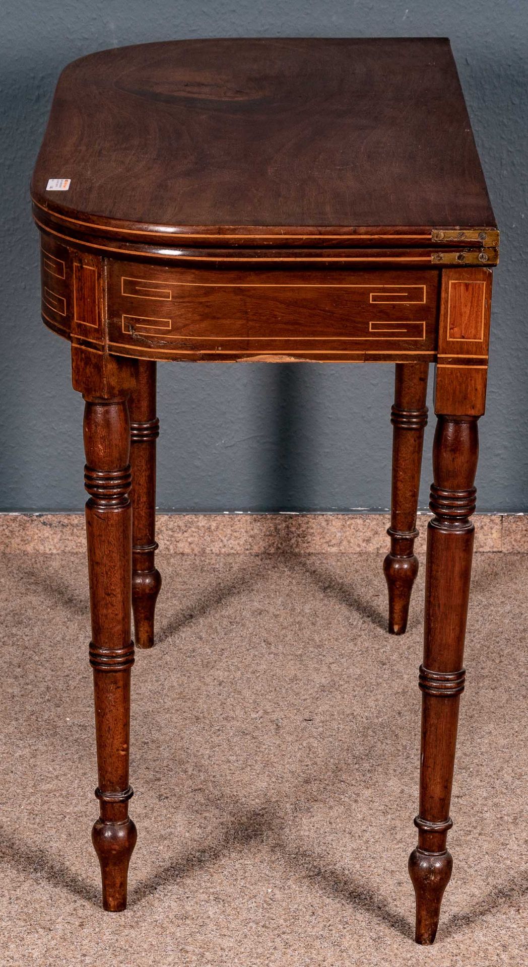 Antiker Konsoltisch/Spieltisch, sog. Teetisch, England um 1800/20, Mahagoni mit feinen Einlagen aus - Bild 8 aus 10
