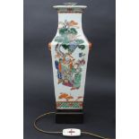 Dekorativer Tischlampenfuß, ostasiatisches Weißporzellan mit polychromer Dekormalerei, letztes Drit