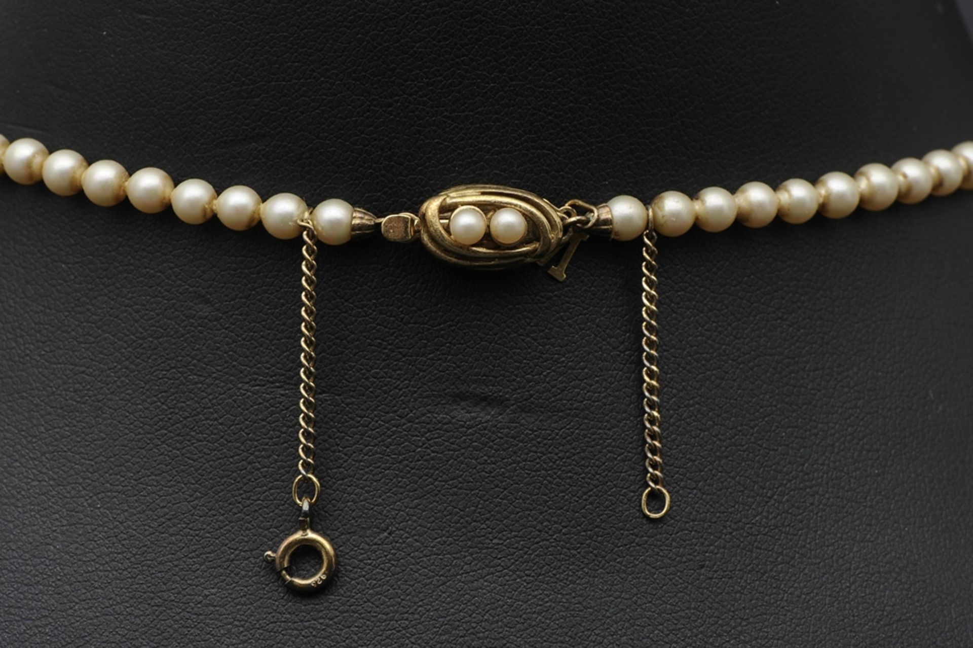 4teiliges Konvolut "Perlenschmuck", bestehend aus 3 Halsketten und vergoldeter Brosche. Verschieden - Image 7 of 17