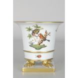 Kleine Pokalvase im Empire-Stil, Herend/Ungarn, Weißporzellan mit polychromen, floralen und faunale