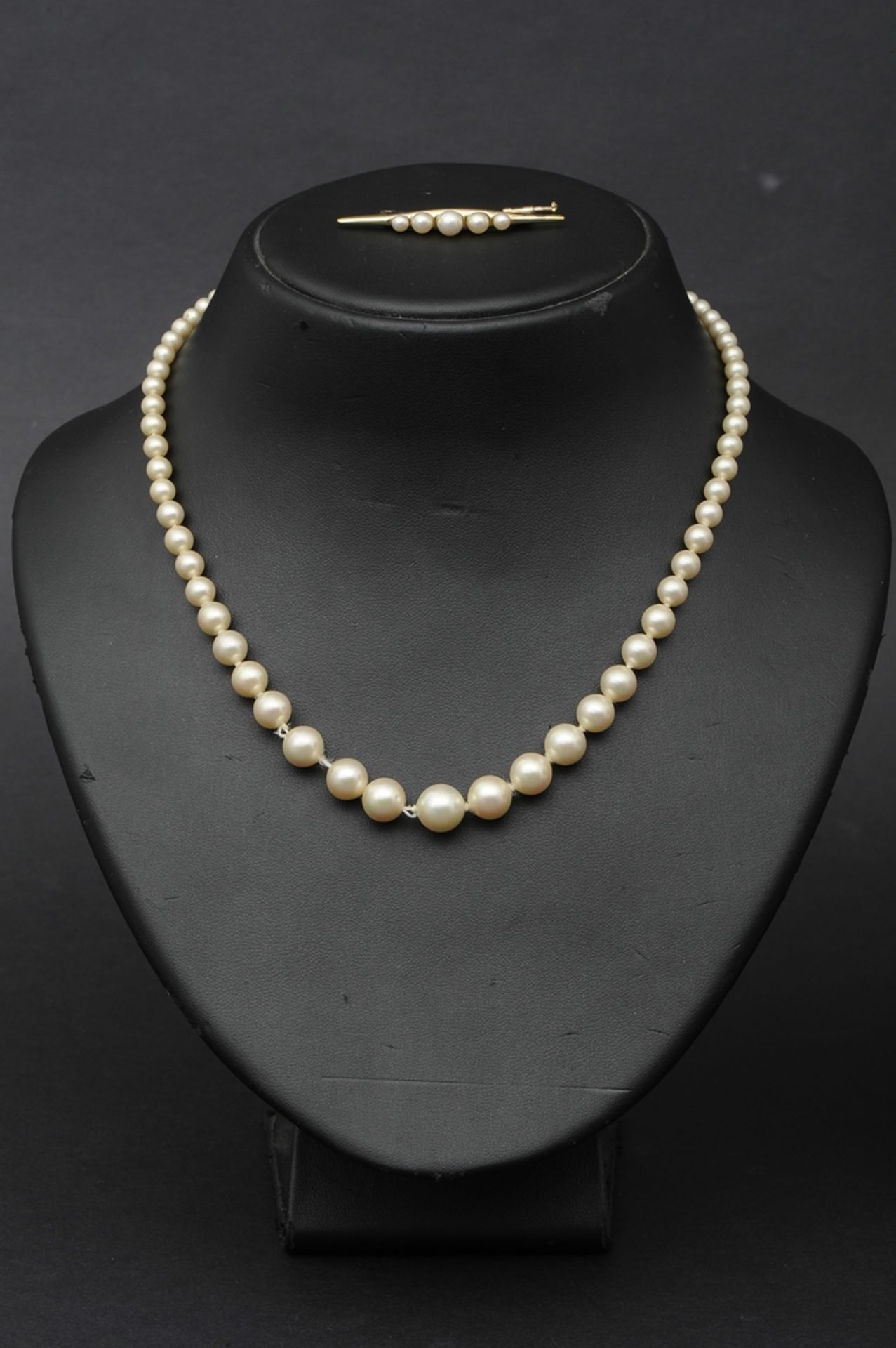 4teiliges Konvolut "Perlenschmuck", bestehend aus 3 Halsketten und vergoldeter Brosche. Verschieden - Image 5 of 17