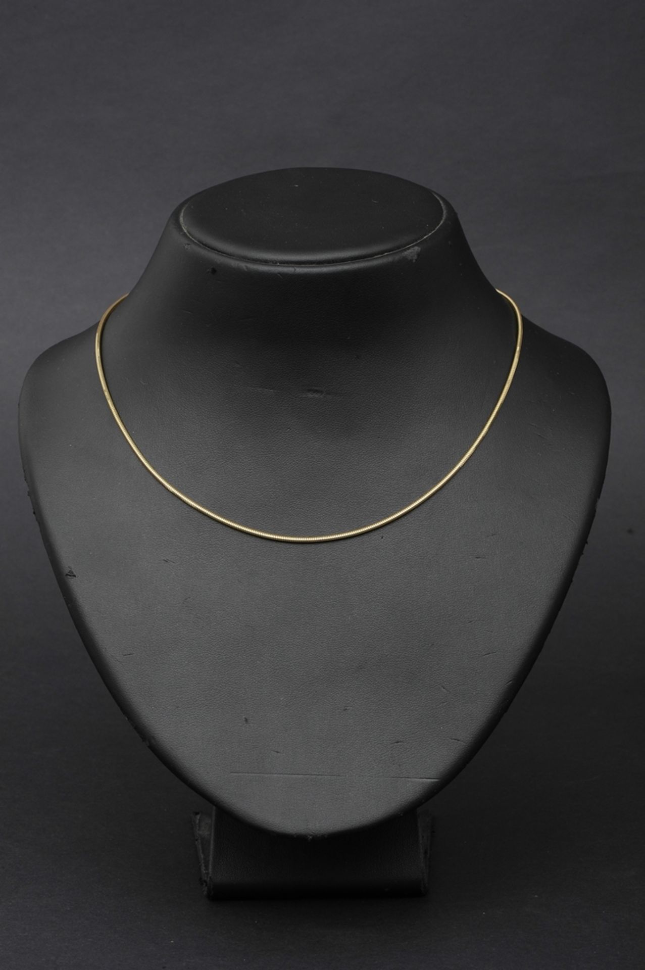 Feine 750er Gold-"Schlangenkette", Italien; Länge ca. 43 cm, ca. 7 gr. Sehr schöner, getragener Erh