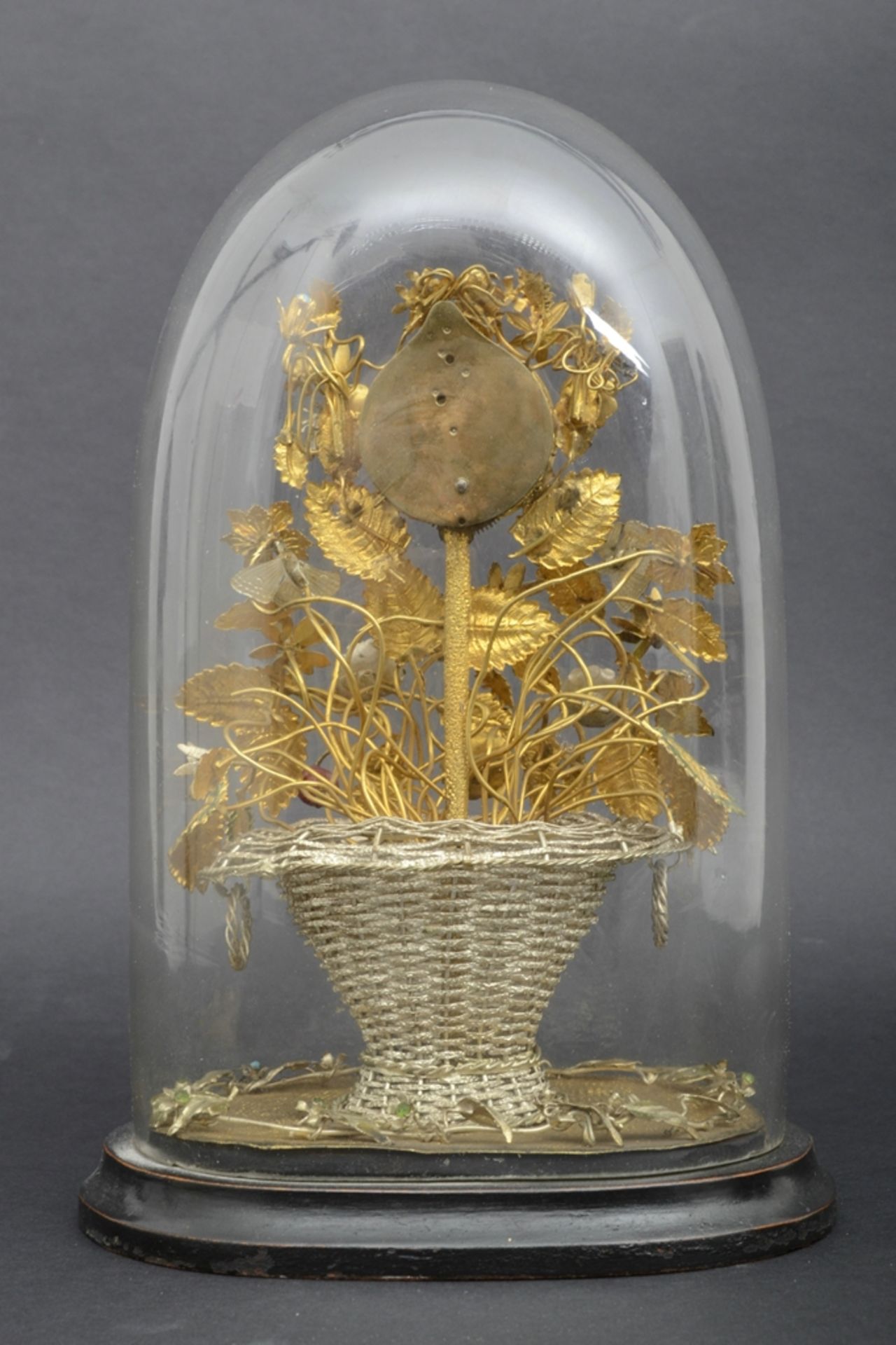 "Blütenkorb" - antiker Vorderzappler unter Glassturz, auf ebonisiertem, ovalem Hohlsockel, silber-  - Bild 4 aus 14