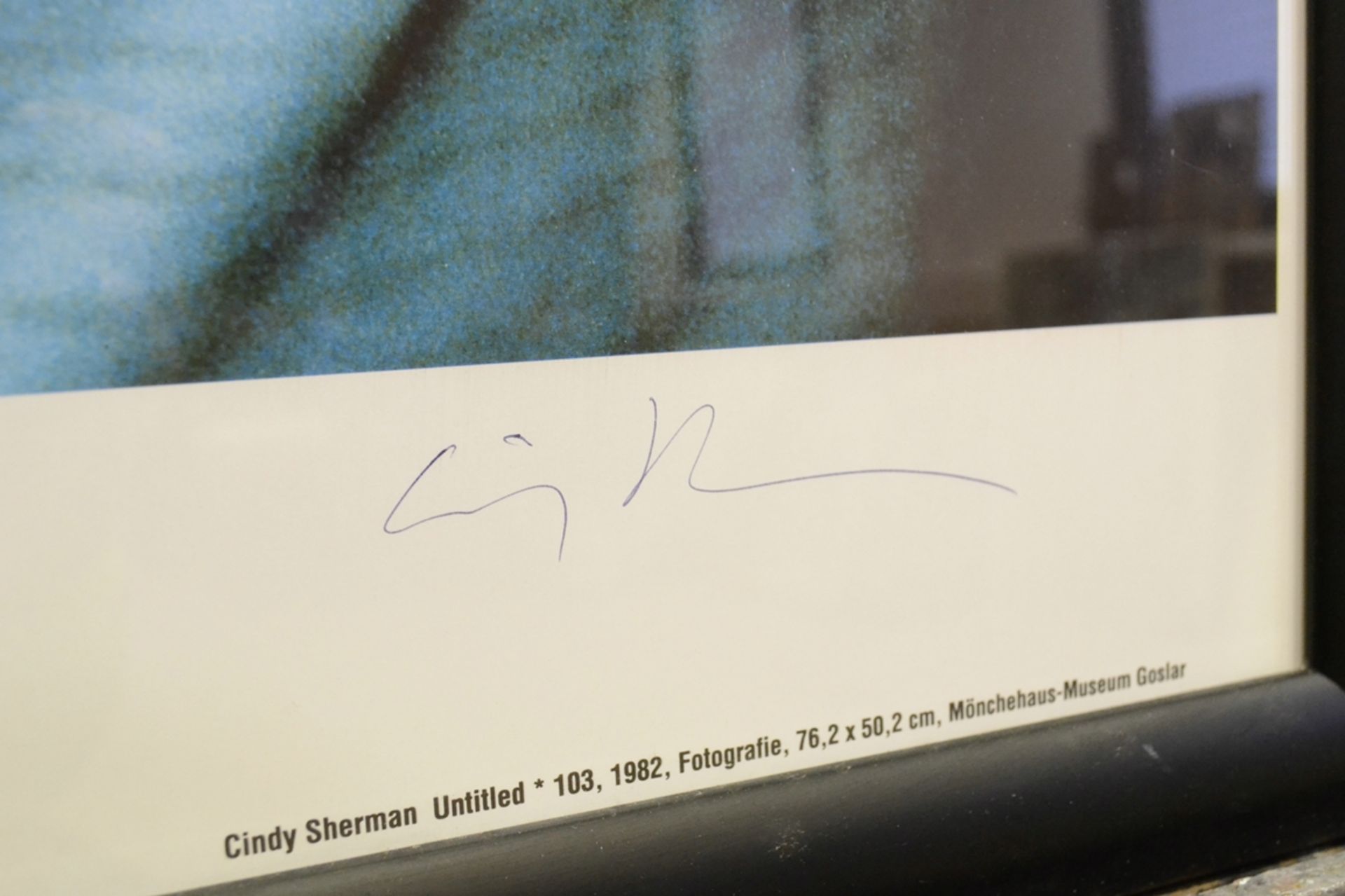 "UNTITLED # 103", handsignierter Plakatdruck einer Photographie, Arbeit der CINDY SHERMAN von 1982, - Image 3 of 4