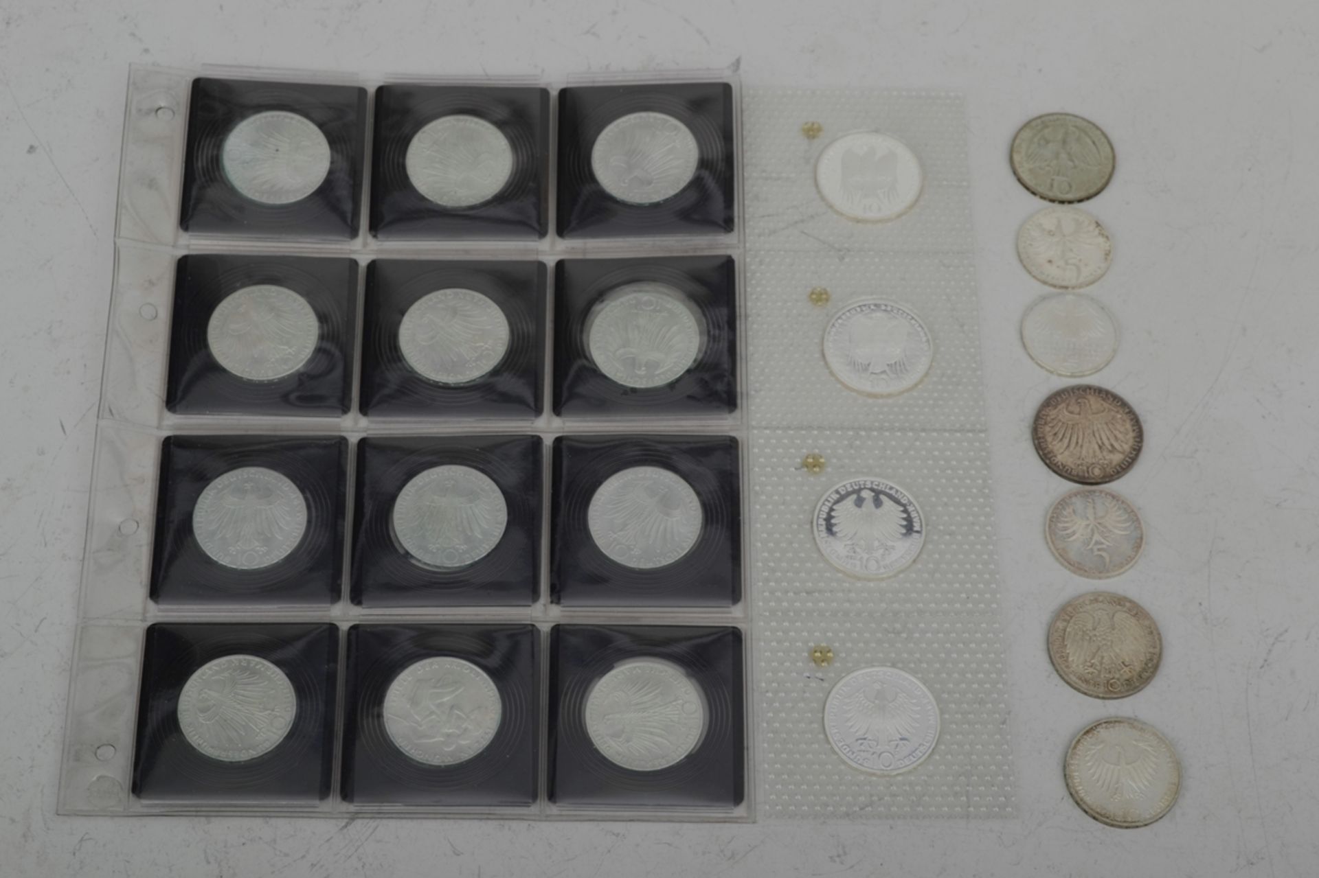110tlg. Sammlung von 41 x 5 DM und 69 x 10 DM Münzen, teilweise Silber, zusammen ca. 895,- DM. Vers - Bild 9 aus 9