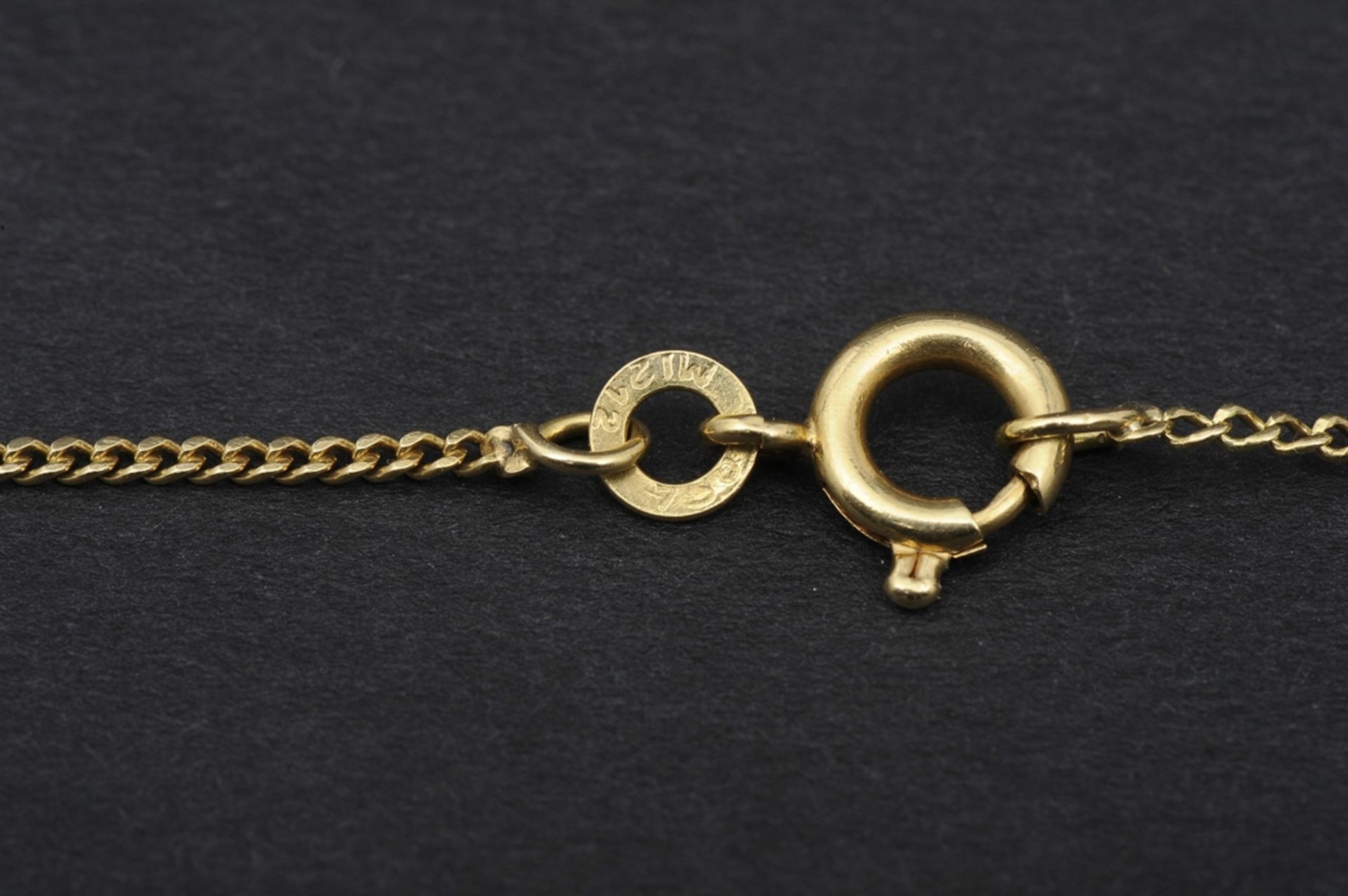 18k Gelbgold Halskette mit ovalem , blütenförmigem Kettenanhänger, dieser mit vollständig erhaltene - Image 9 of 10