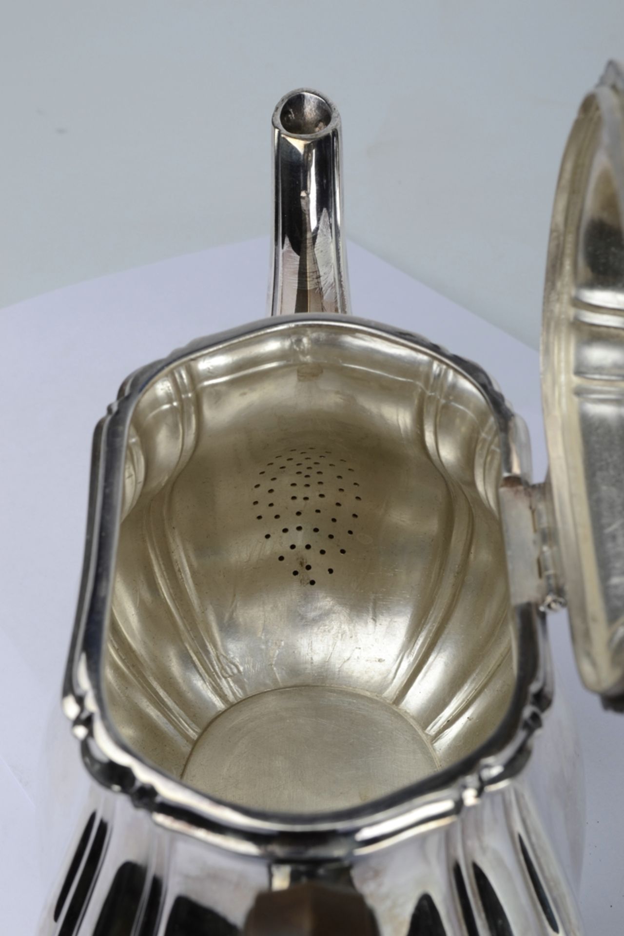 Schwere 925er Sterlingsilber Teekanne nach englischem Vorbild mit seitlich scharniertem Deckel, pla - Image 9 of 13
