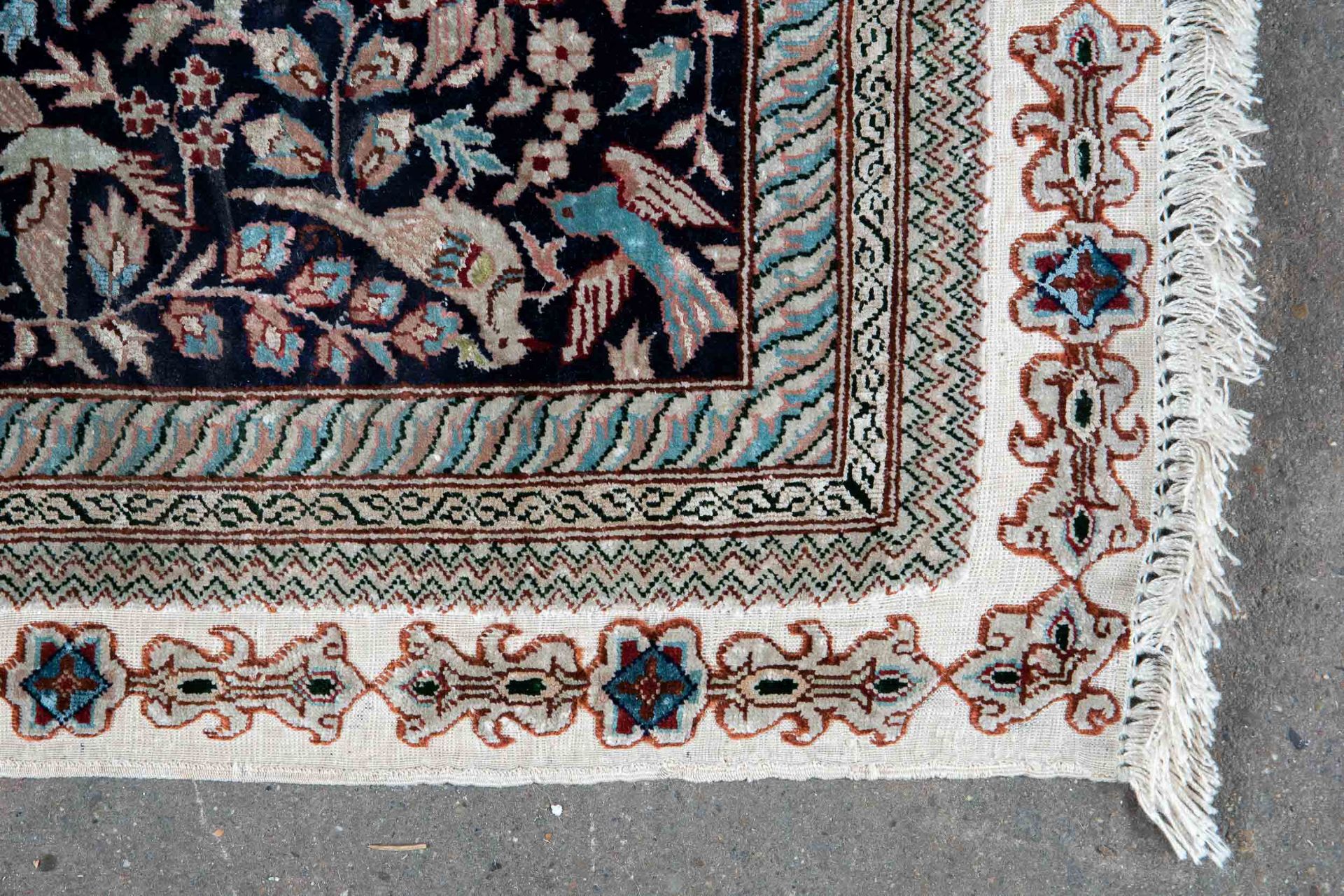 Feine ältere, wohl türkische Teppich-Seidenbrücke, zartrosa Fond, von unzähligen Blüten- und Blätte - Image 3 of 5