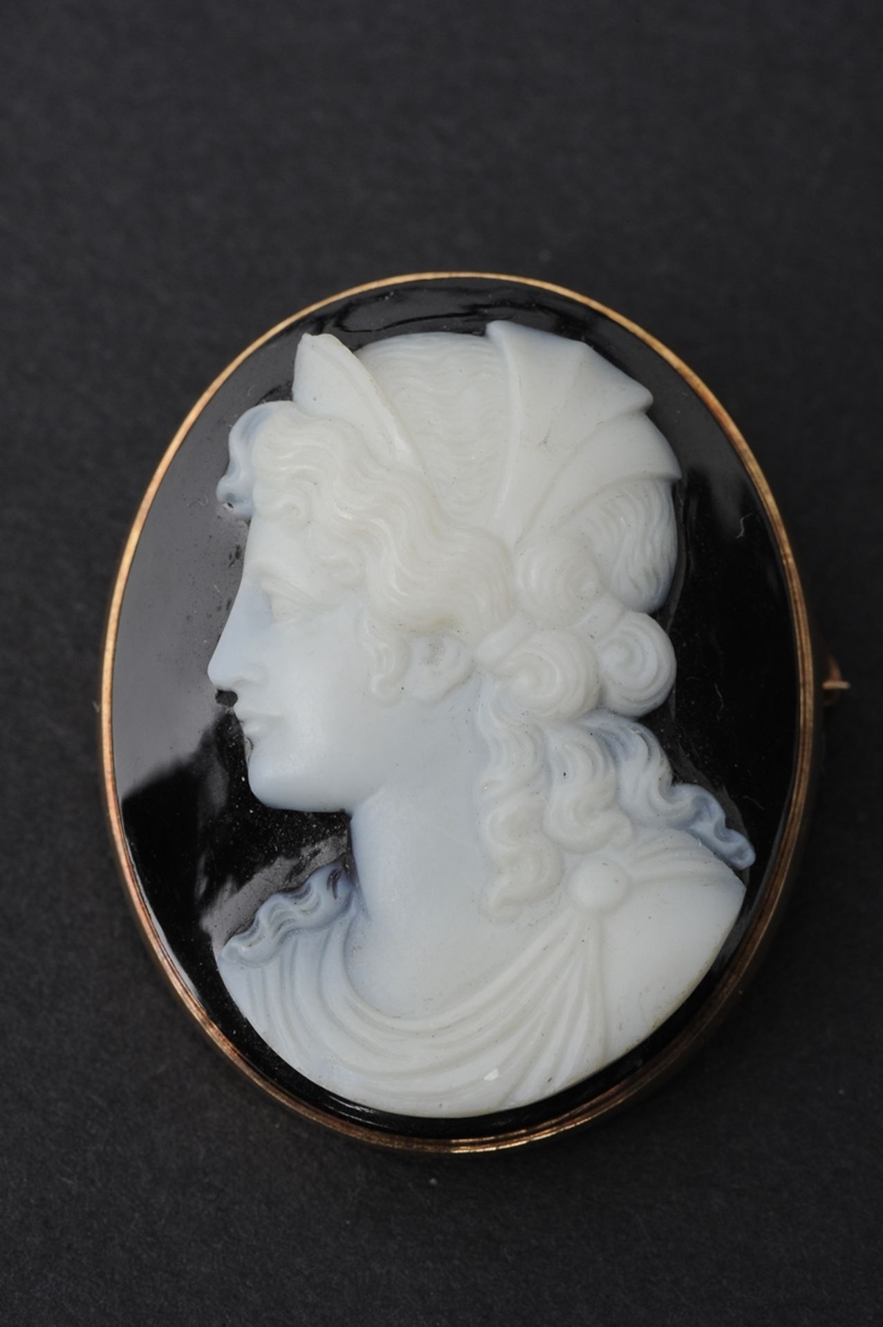 Elegante, ovale Brosche, Onyxlagenstein mit fein geschnittenem "römischem Damenbildnis", schlichte
