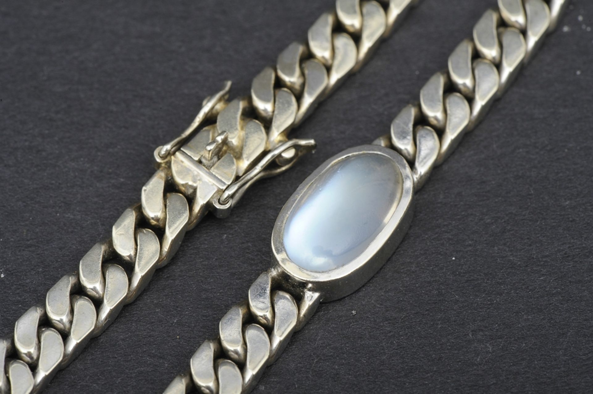 18 k Weißgold Gliederarmband mit lüstrierendem Farbstein - Cabochon besetzt, Sicherheitsverschluss, - Image 7 of 7