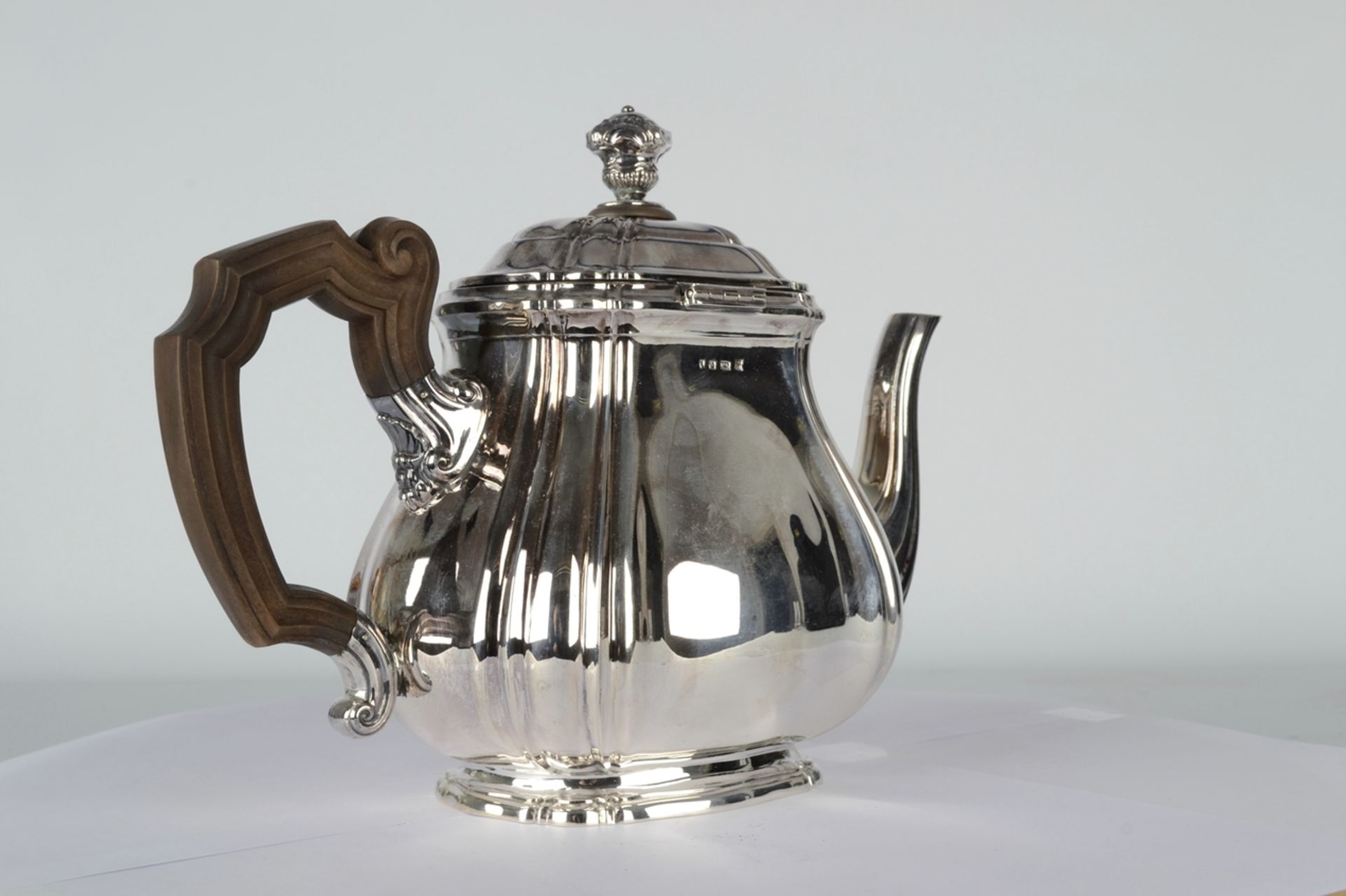Schwere 925er Sterlingsilber Teekanne nach englischem Vorbild mit seitlich scharniertem Deckel, pla - Image 5 of 13