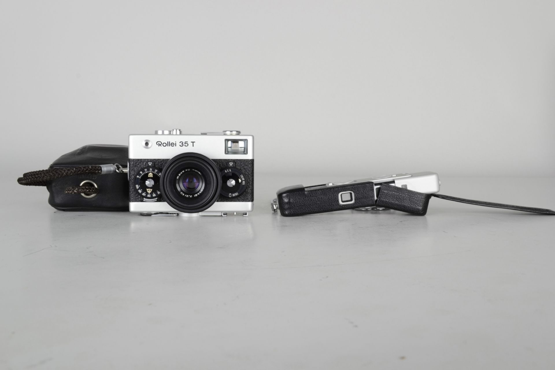 2 ältere Photokameras: 1x Rollei 35 T, 1x Minox 1: 3,5/ f= 15 mm. Beide ungeprüft. Optisch schöner