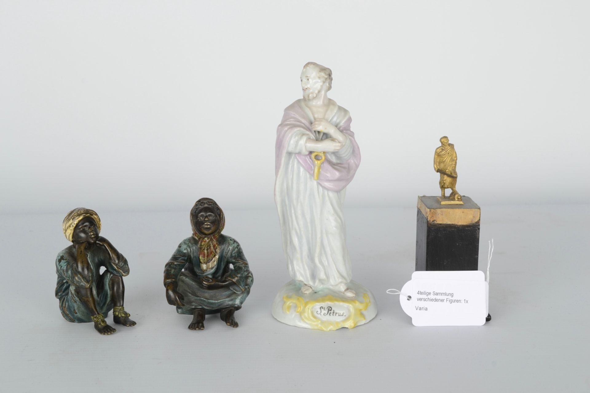 4teilige Sammlung verschiedener Figuren: 1x Feldherr (en miniature) auf ebonisiertem Holzsockel. 1x