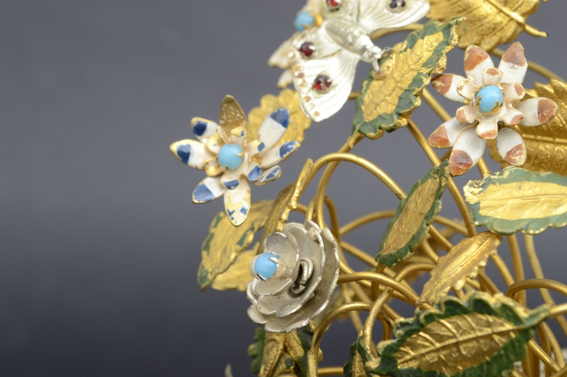 "Blütenkorb" - antiker Vorderzappler unter Glassturz, auf ebonisiertem, ovalem Hohlsockel, silber-  - Bild 11 aus 14