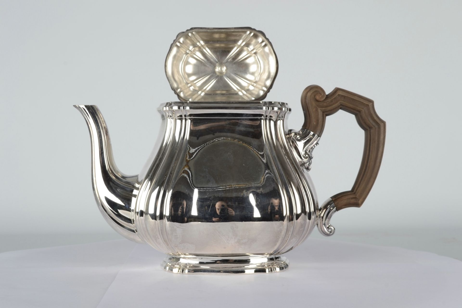 Schwere 925er Sterlingsilber Teekanne nach englischem Vorbild mit seitlich scharniertem Deckel, pla - Image 2 of 13
