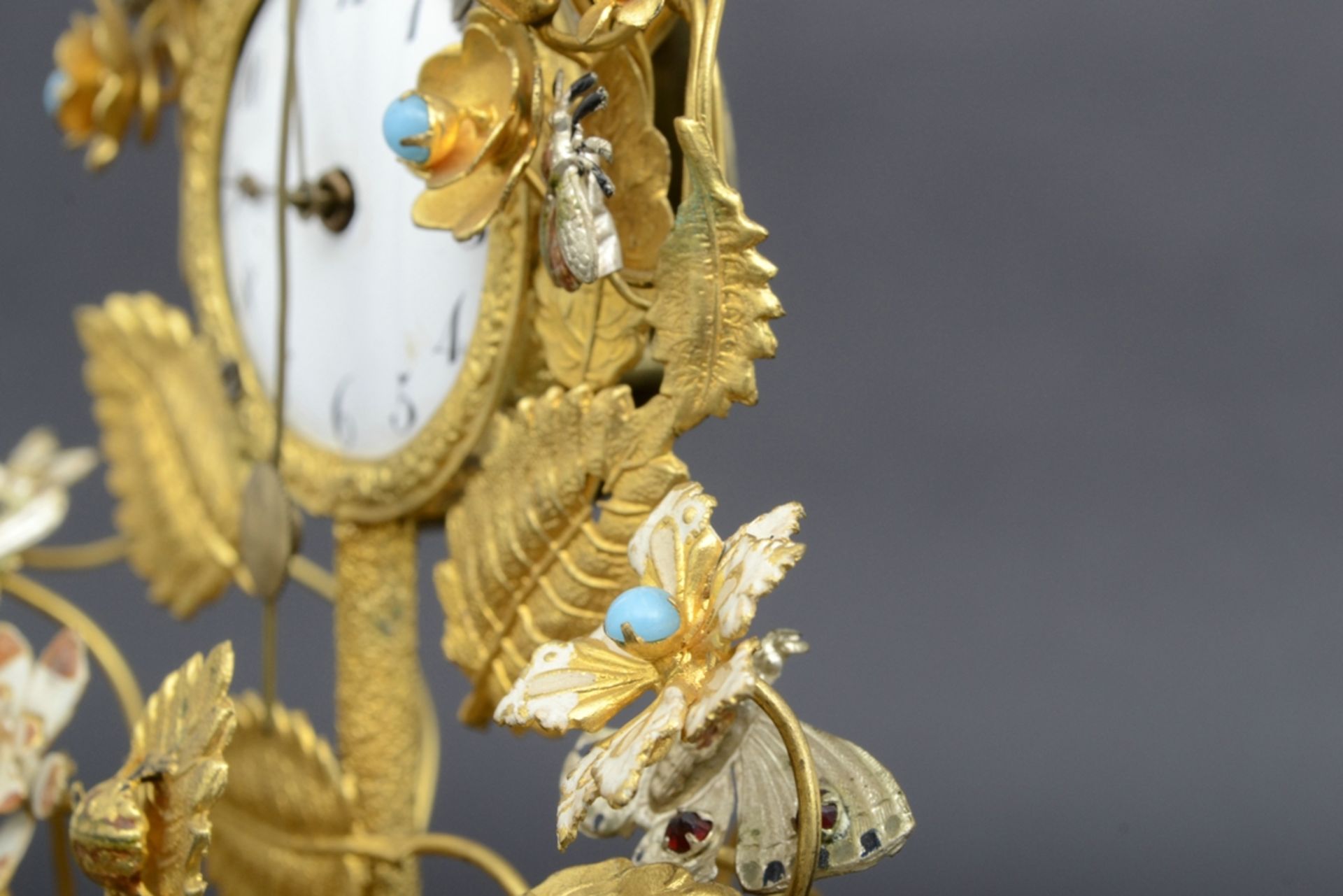 "Blütenkorb" - antiker Vorderzappler unter Glassturz, auf ebonisiertem, ovalem Hohlsockel, silber-  - Bild 12 aus 14
