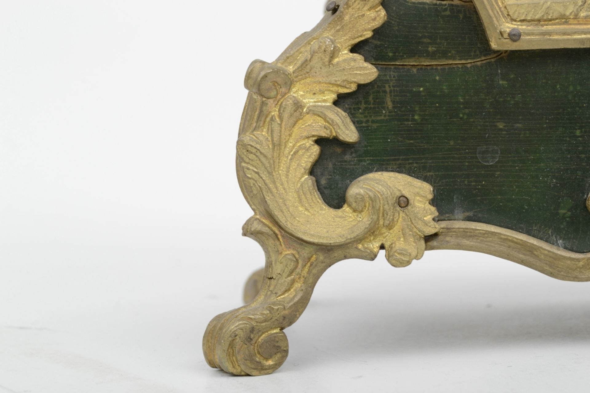 Dekorative Tischuhr um 1900/20, grünlich gebeiztes, lackiertes Holzgehäuse mit dekorativem Messingb - Bild 6 aus 9