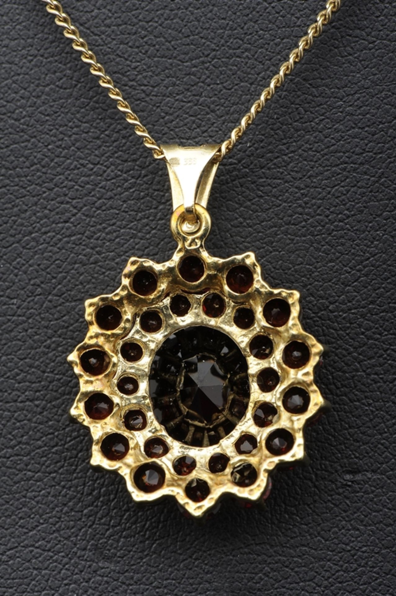 18k Gelbgold Halskette mit ovalem , blütenförmigem Kettenanhänger, dieser mit vollständig erhaltene - Image 6 of 10