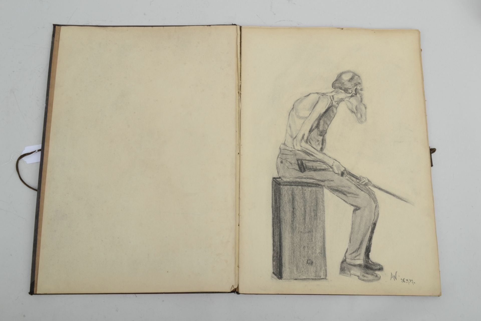 Antike Skizzenmappe eines unbekannten Kunststudenten, Portrait- und Aktzeichnungen, 1 x "1917" dati - Image 4 of 6