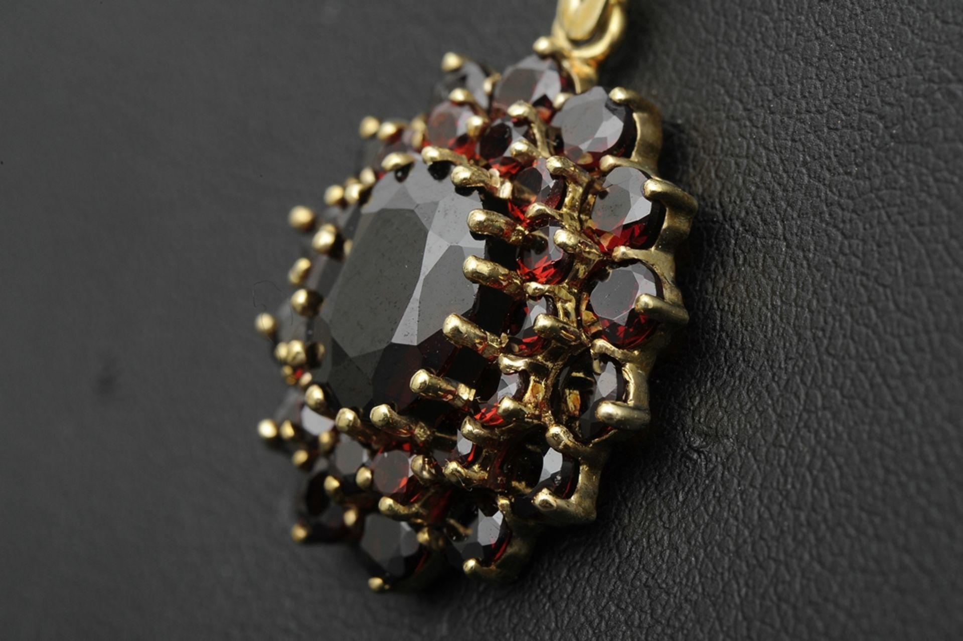 18k Gelbgold Halskette mit ovalem , blütenförmigem Kettenanhänger, dieser mit vollständig erhaltene - Image 4 of 10
