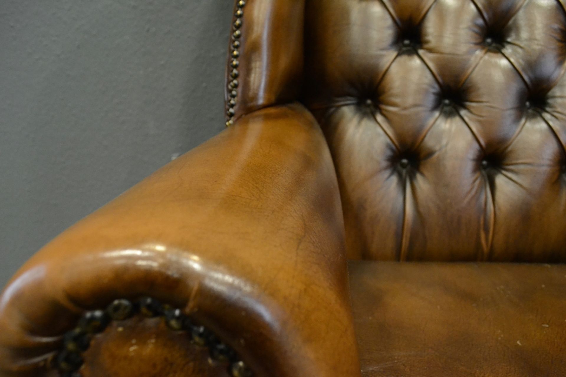 Stilvoller Ohrenbacken-Sessel, bräunliches Leder, leicht eingerollte Armlehnen, der Rücken mit soge - Bild 2 aus 10