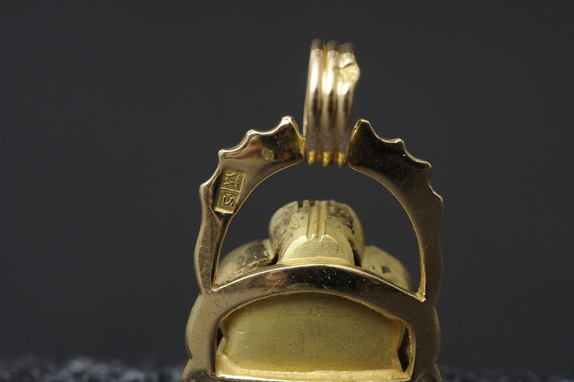 Kettenanhänger in Gestalt eines Skarabäus. 18 kt. Gelbgold, arabische Punzen. Der Panzer ist mit 12 - Image 8 of 8
