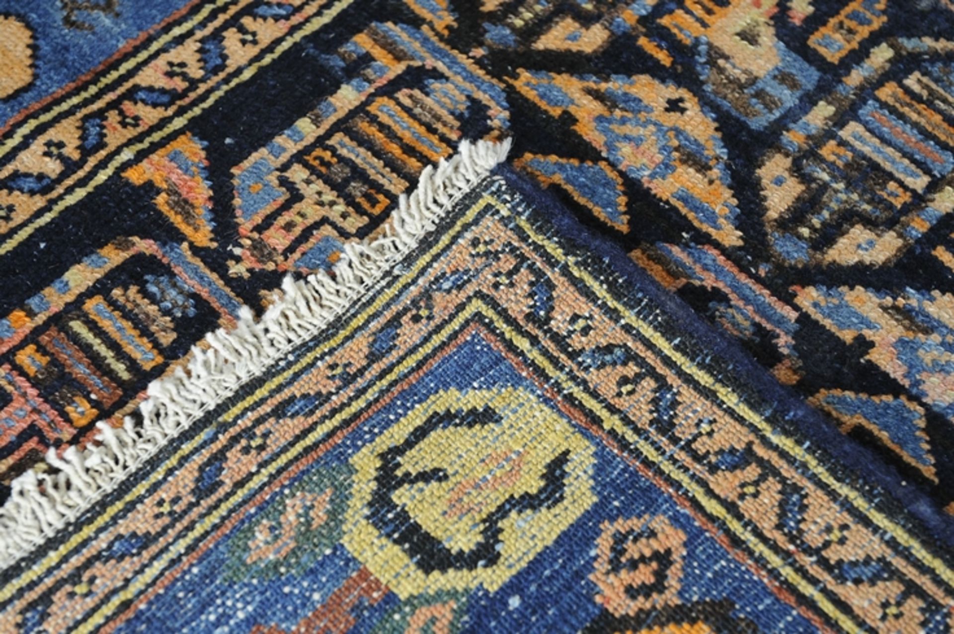 Ältere Hamedan- Teppichbrücke, ca. 190 x 129 cm, blaugrundig mit teils abstrakt floraler Motivik. S - Image 6 of 8